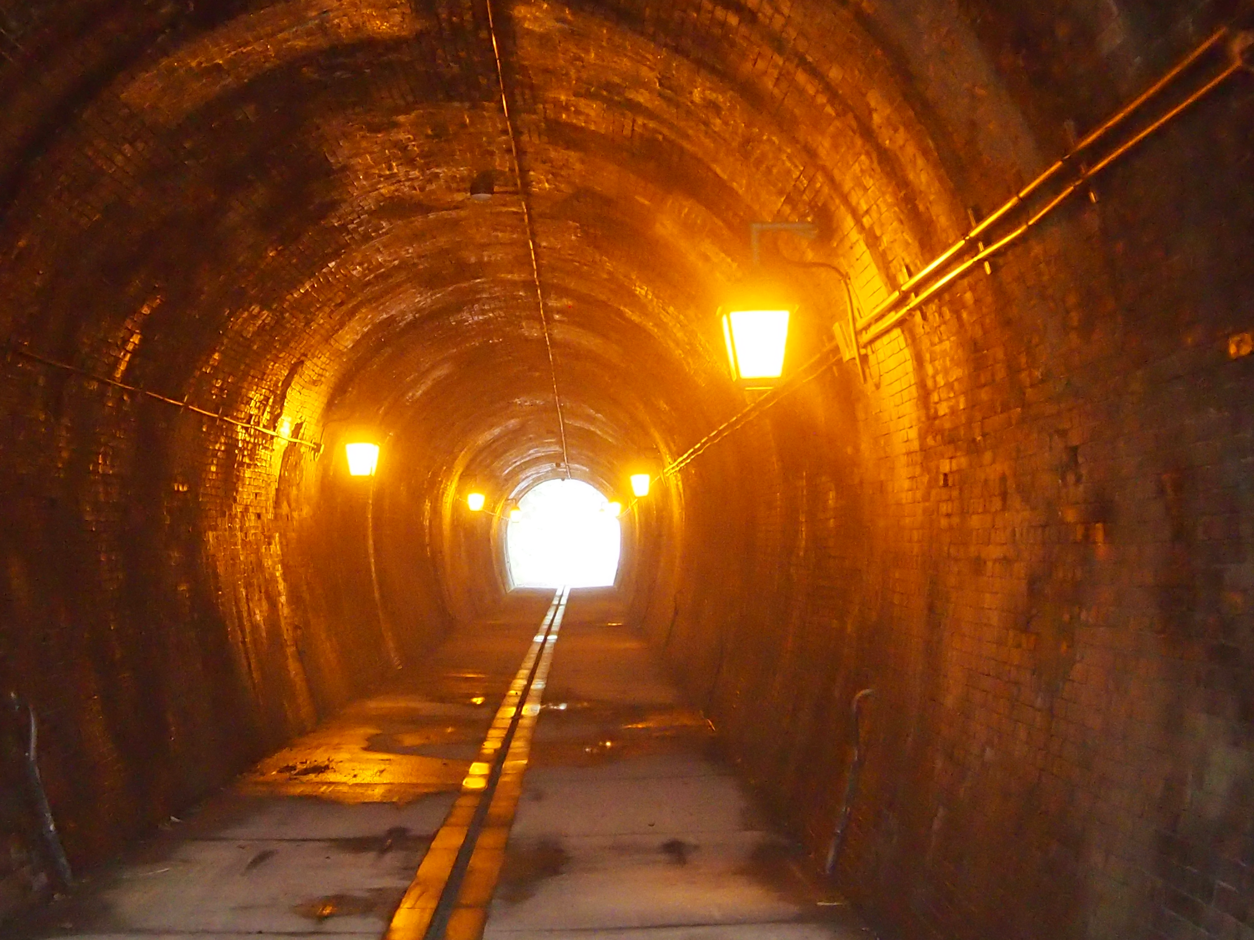 旧北陸線・樫曲トンネルの内部・現在は歩道として整備