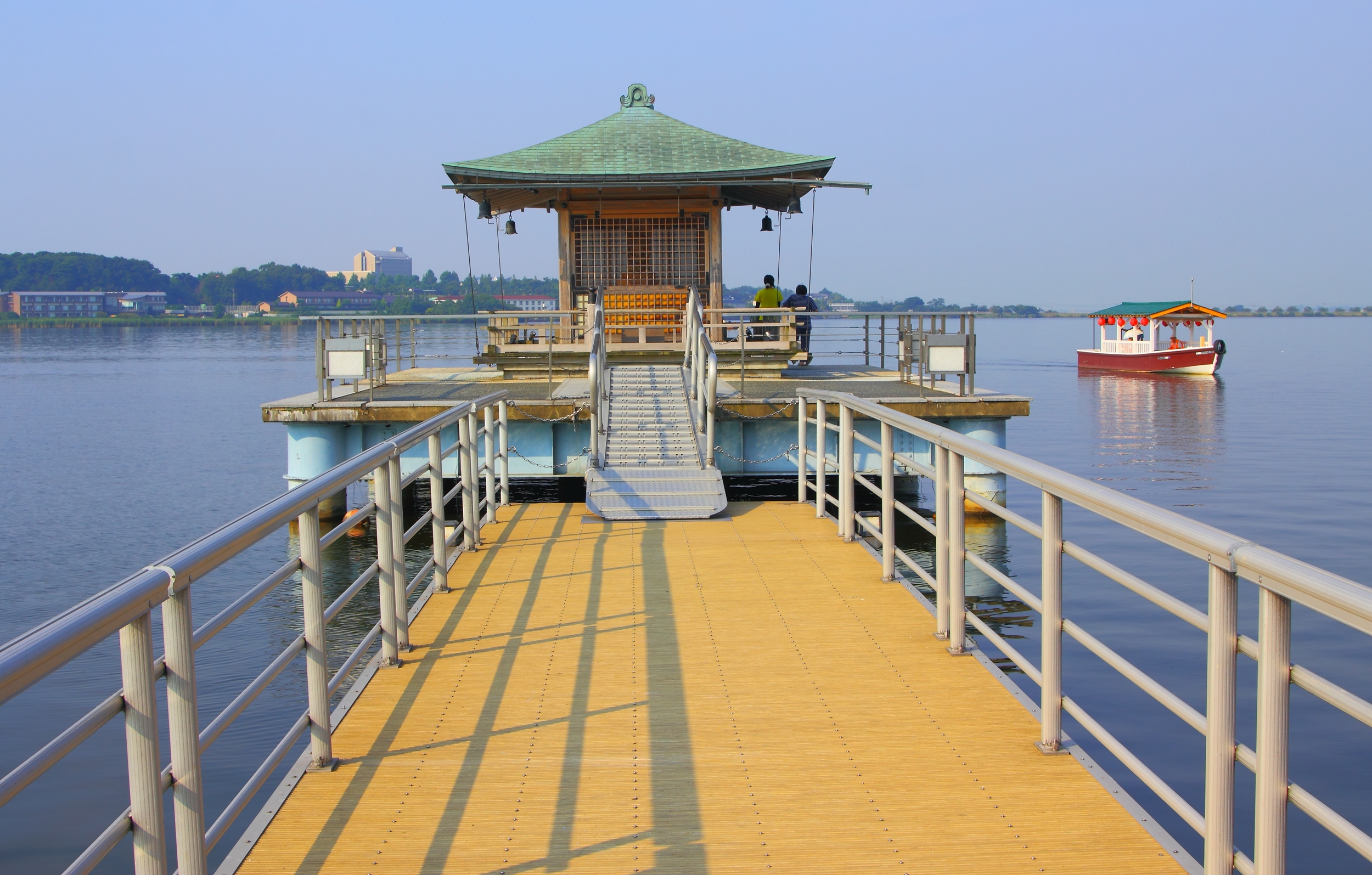 柴山潟に浮かぶ片山津温泉の浮御堂