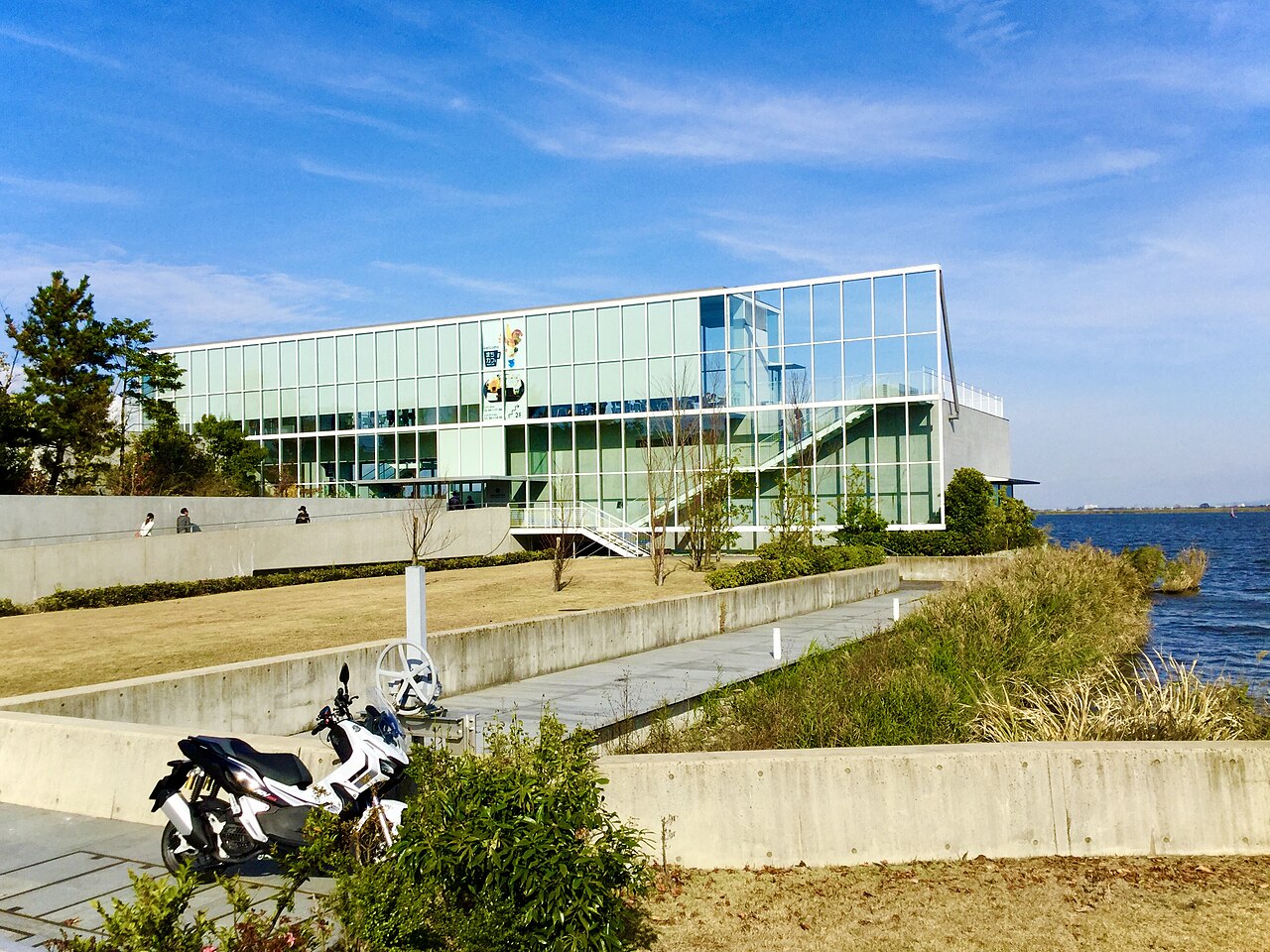 片山津温泉総湯の近代的なガラス張りの外観