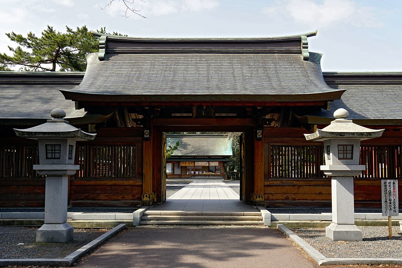 敦賀・気比神宮の境内と参道の風景