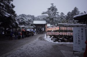 羽咋市の気多大社の境内と参拝者