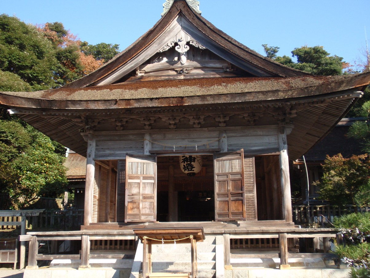 気多大社の本殿と背後に広がる入らずの森