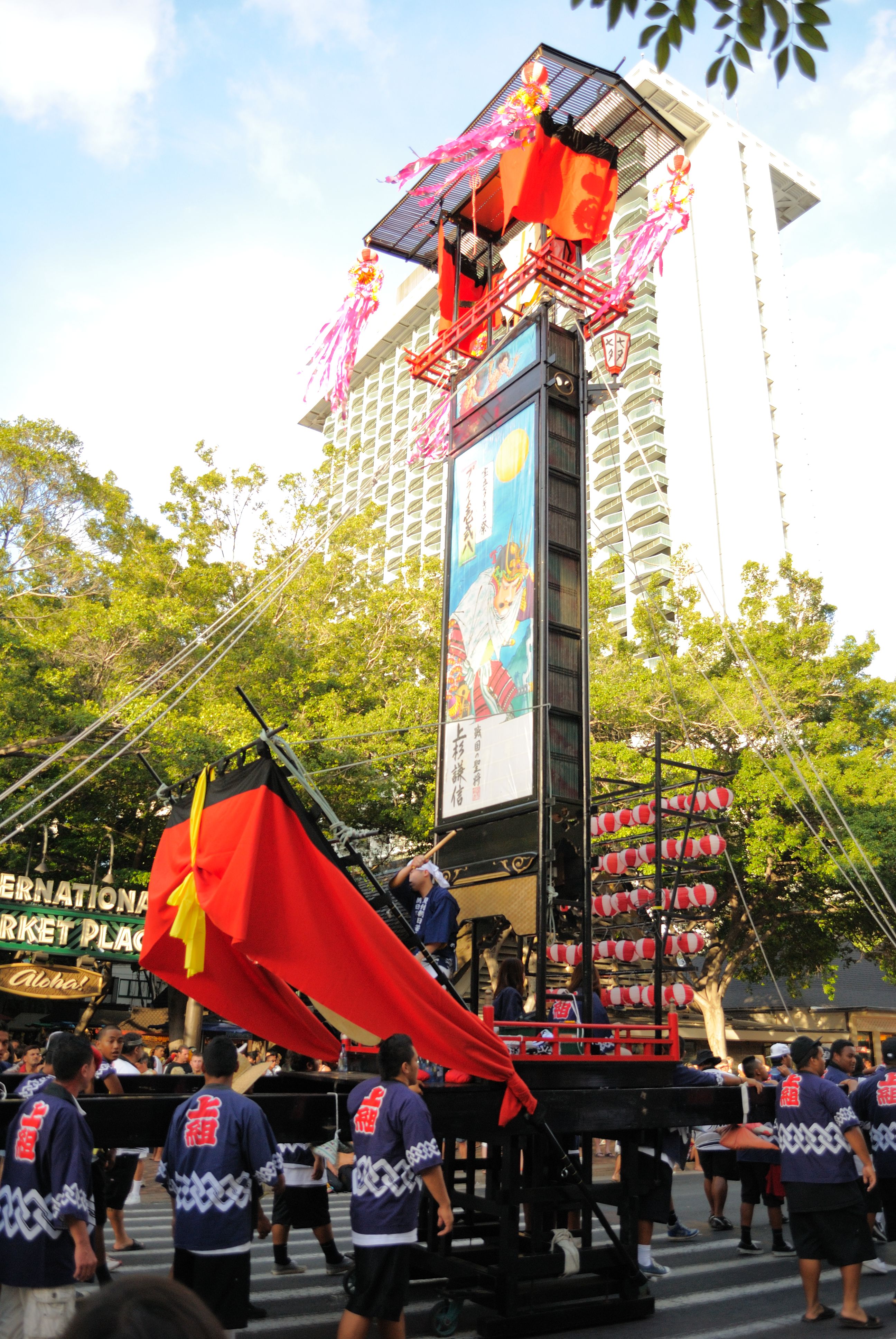 能登キリコ祭りで担がれる巨大なキリコの風景
