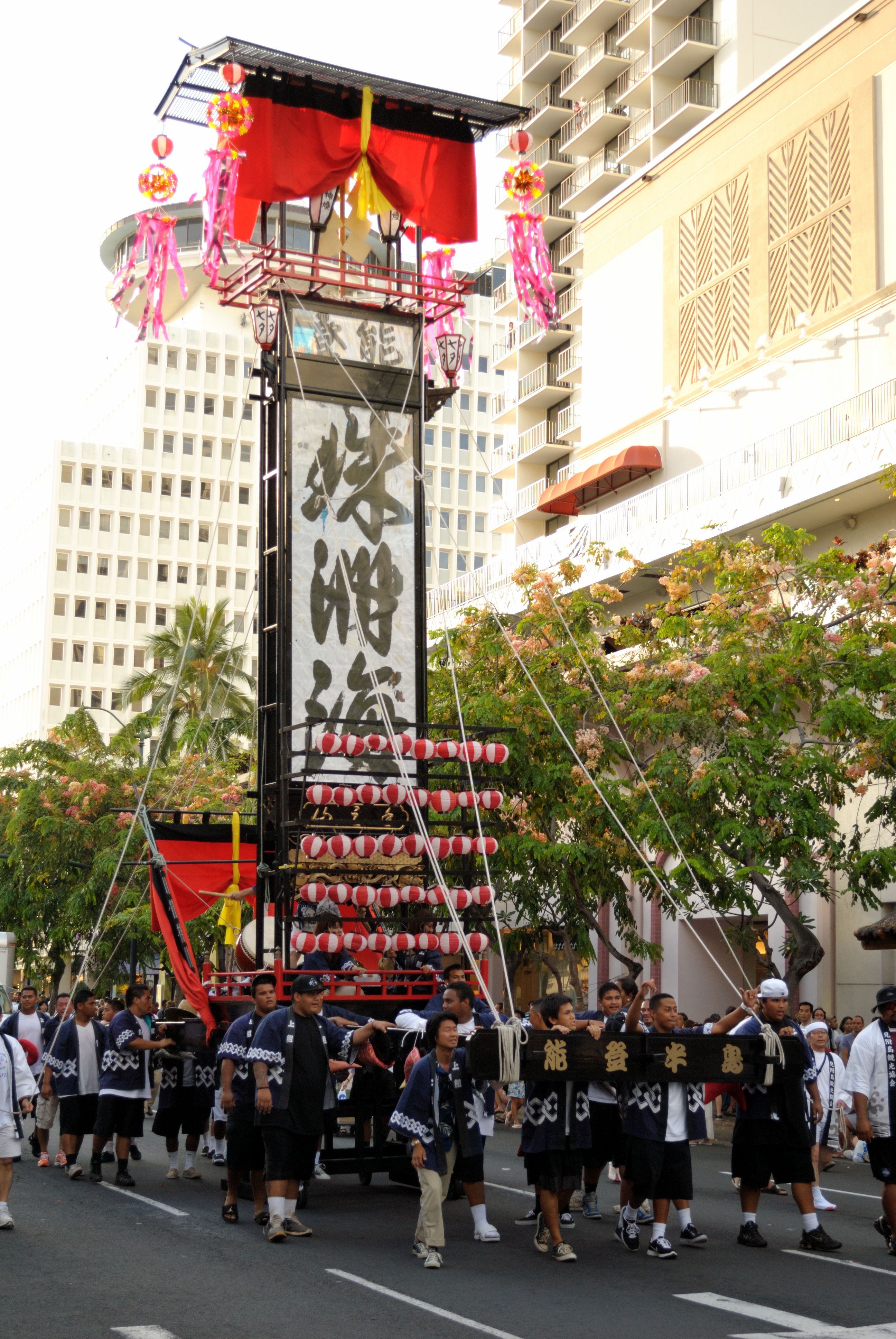 能登キリコ祭りのパレード風景