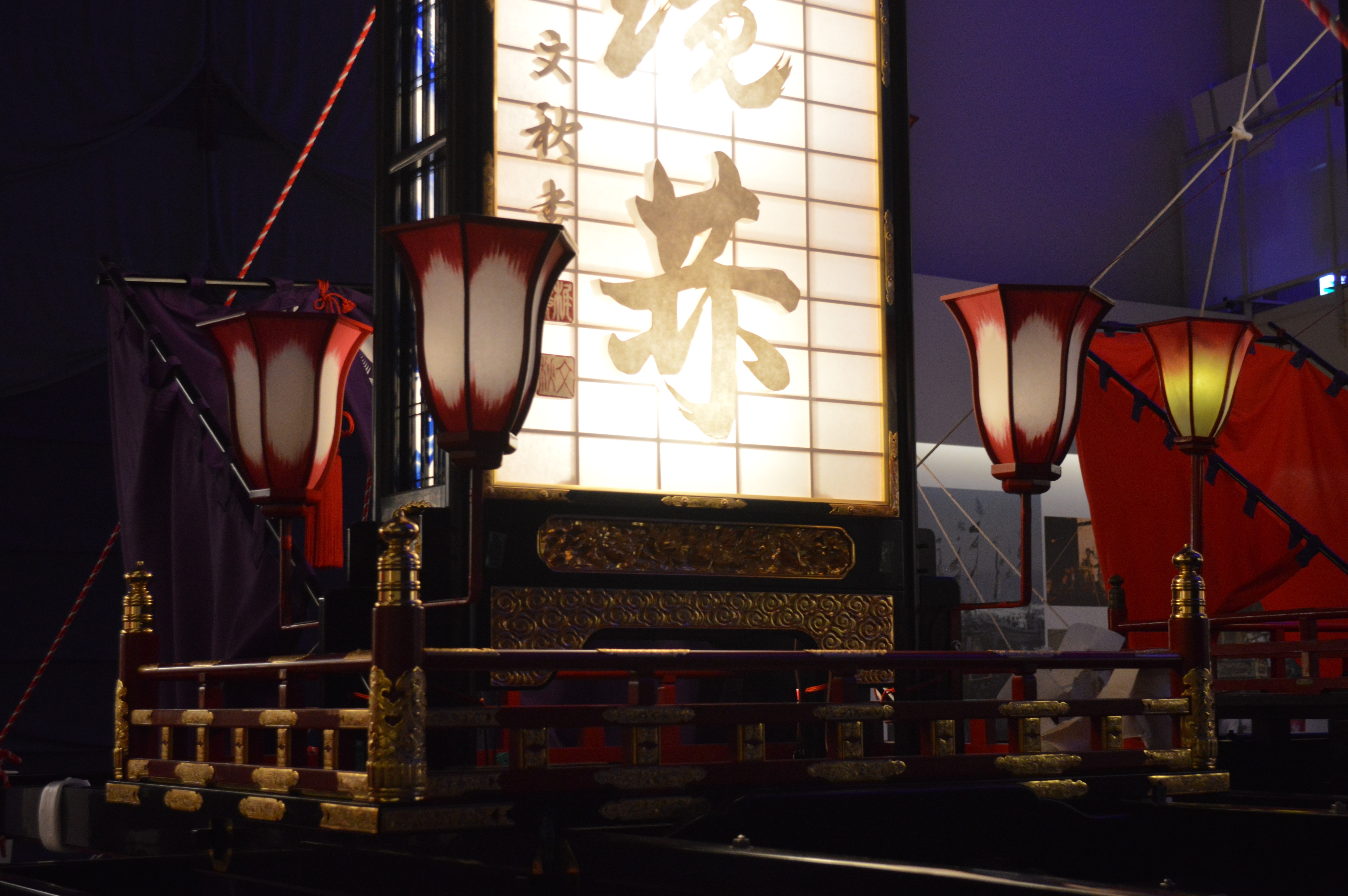 キリコ会館に展示された巨大なキリコ灯籠