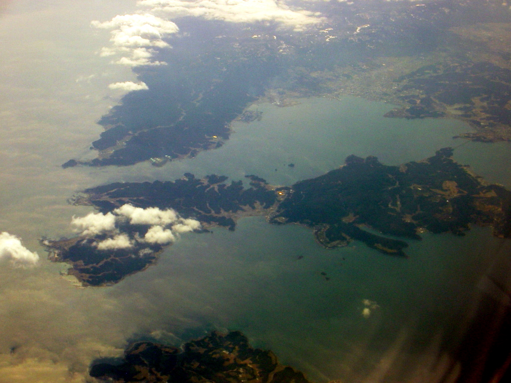 七尾湾に浮かぶ能登島の風景
