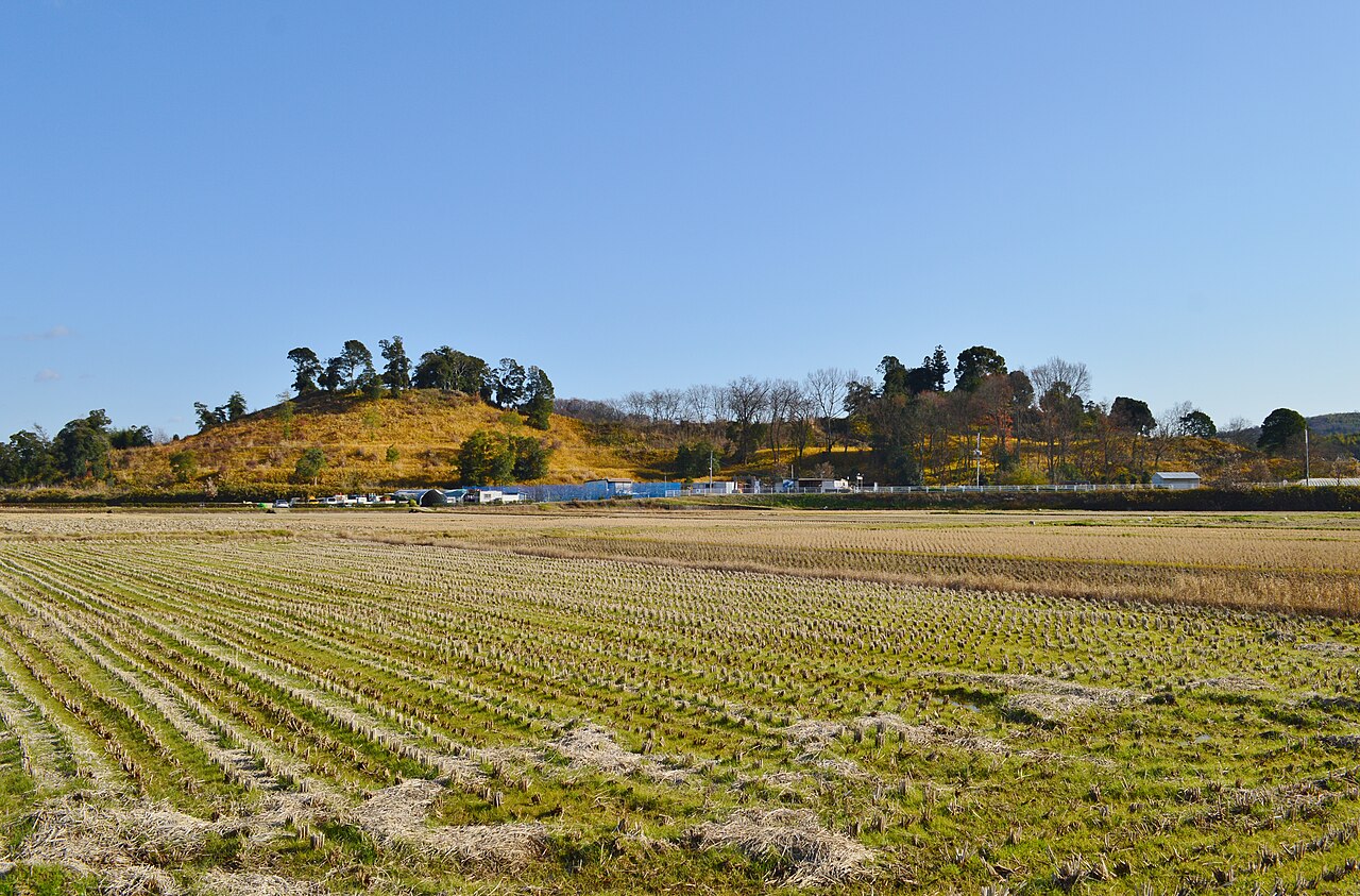 前方後円墳の全景と整備された緑の芝生