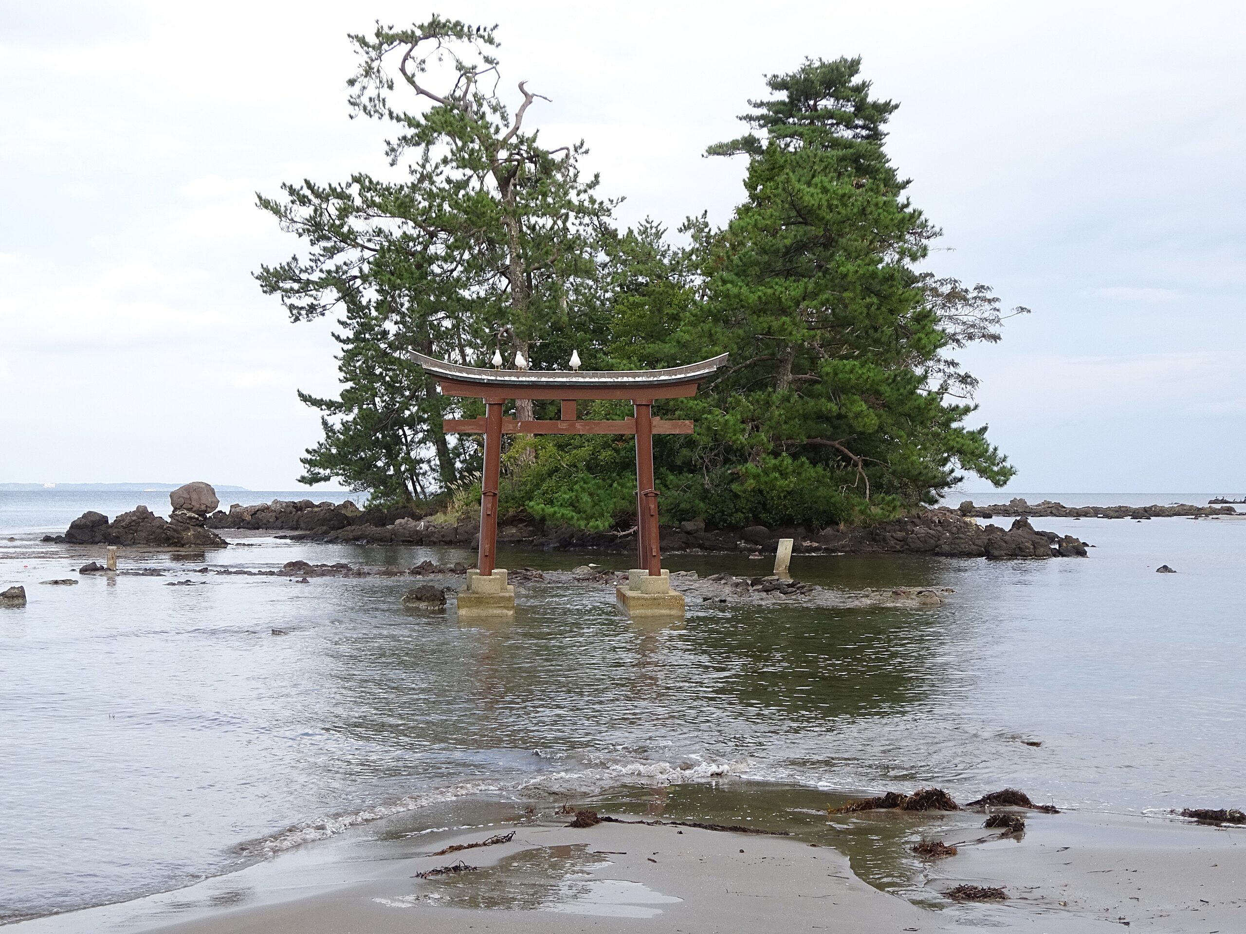 恋路海岸の弁天島と鳥居