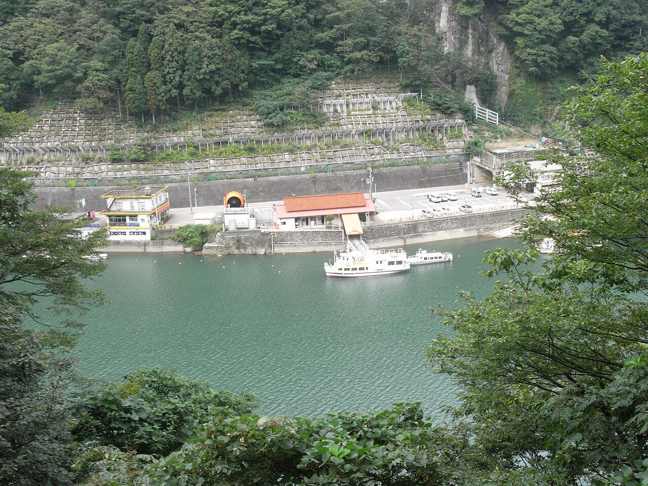 庄川峡の小牧ダム湖とエメラルドグリーンの水面