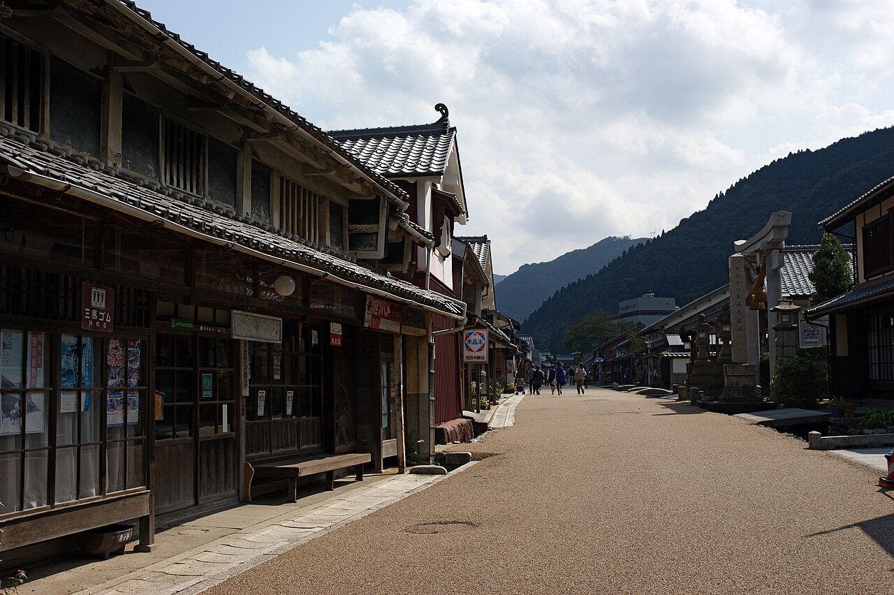 重要伝統的建造物群保存地区・熊川宿の白壁と用水路が続く美しい街並み