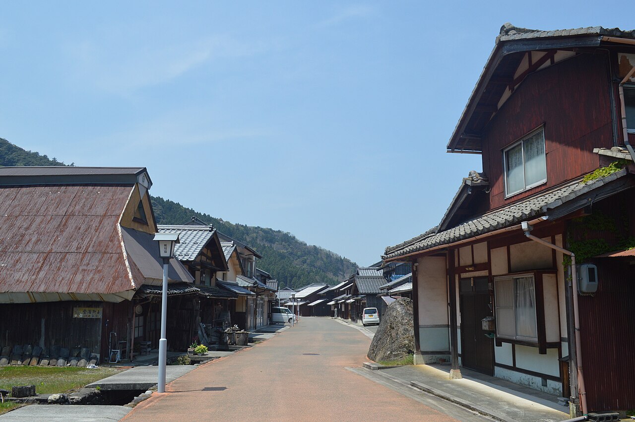 熊川宿の上ノ町エリア・江戸時代の宿場町の面影を残す建物と石畳