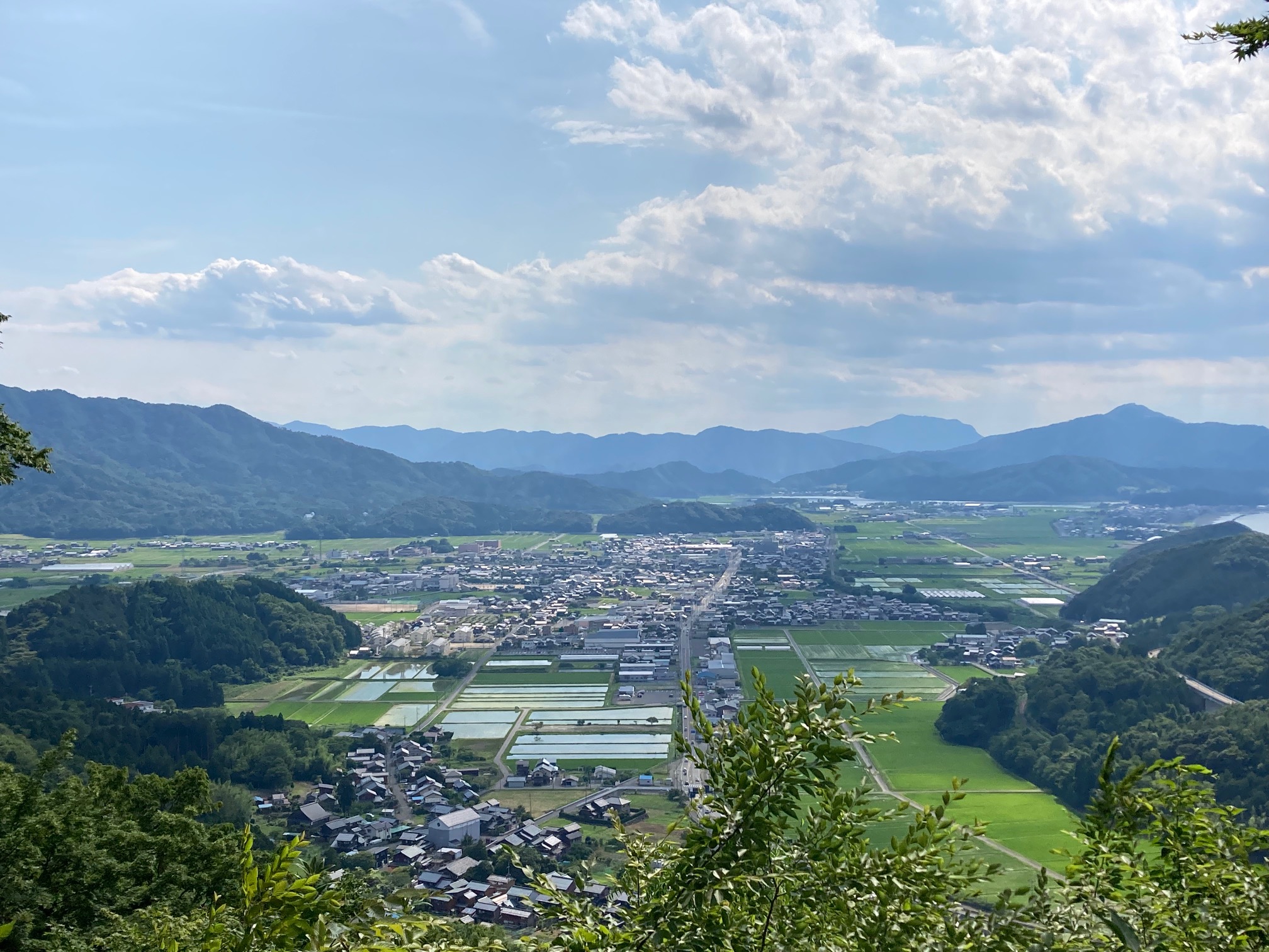 国吉城跡から西方を望む美浜町の市街地と佐柿の景色