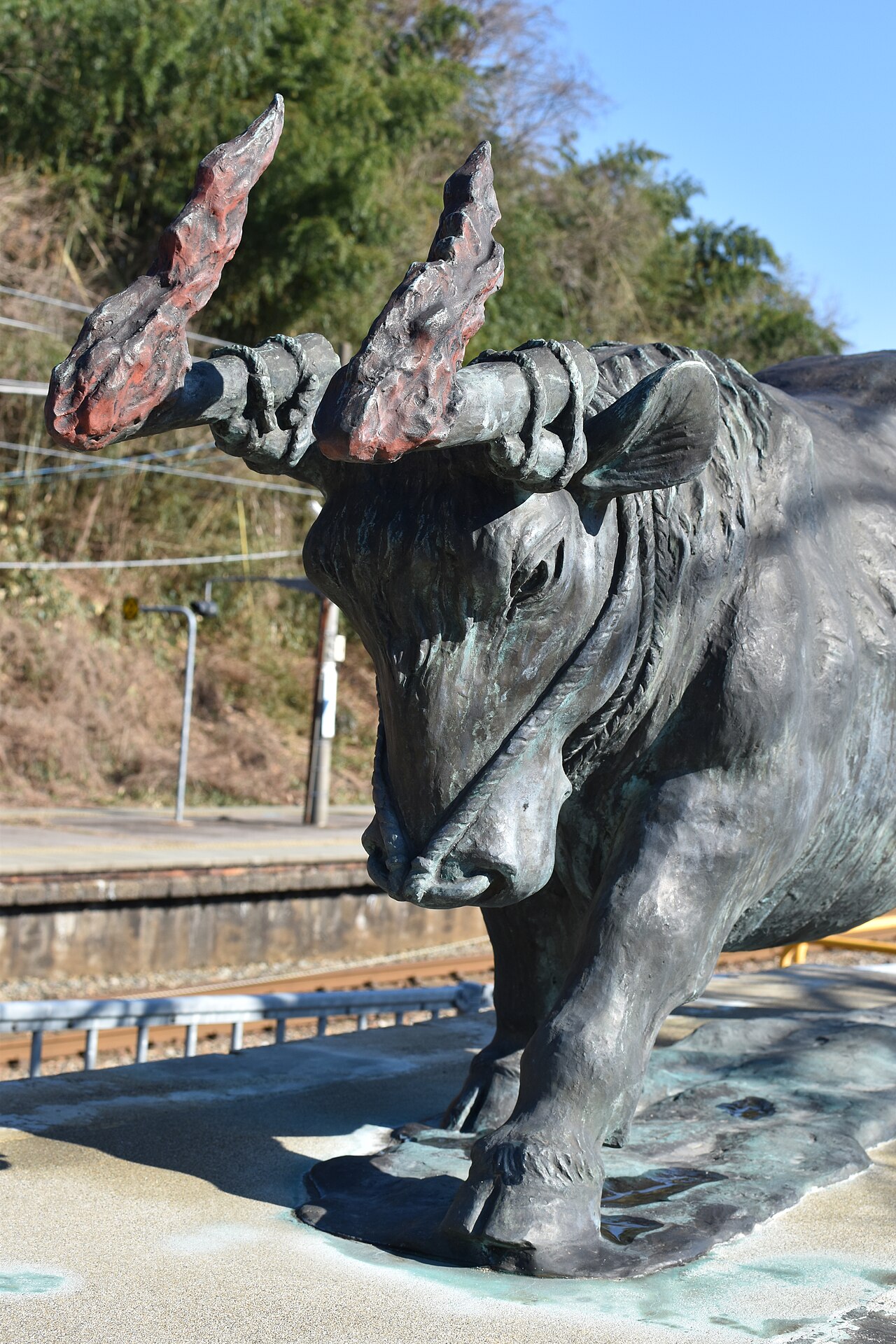 倶利伽羅駅前にある火牛の計を表現した像