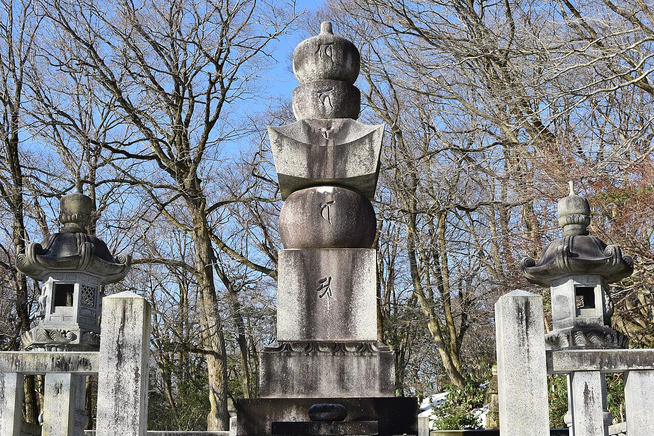 倶利伽羅峠古戦場に建つ源平合戦の供養塔