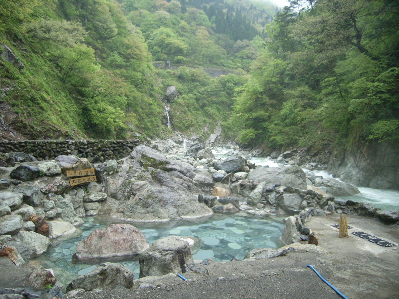 黒部峡谷の秘湯・黒薙温泉の風景