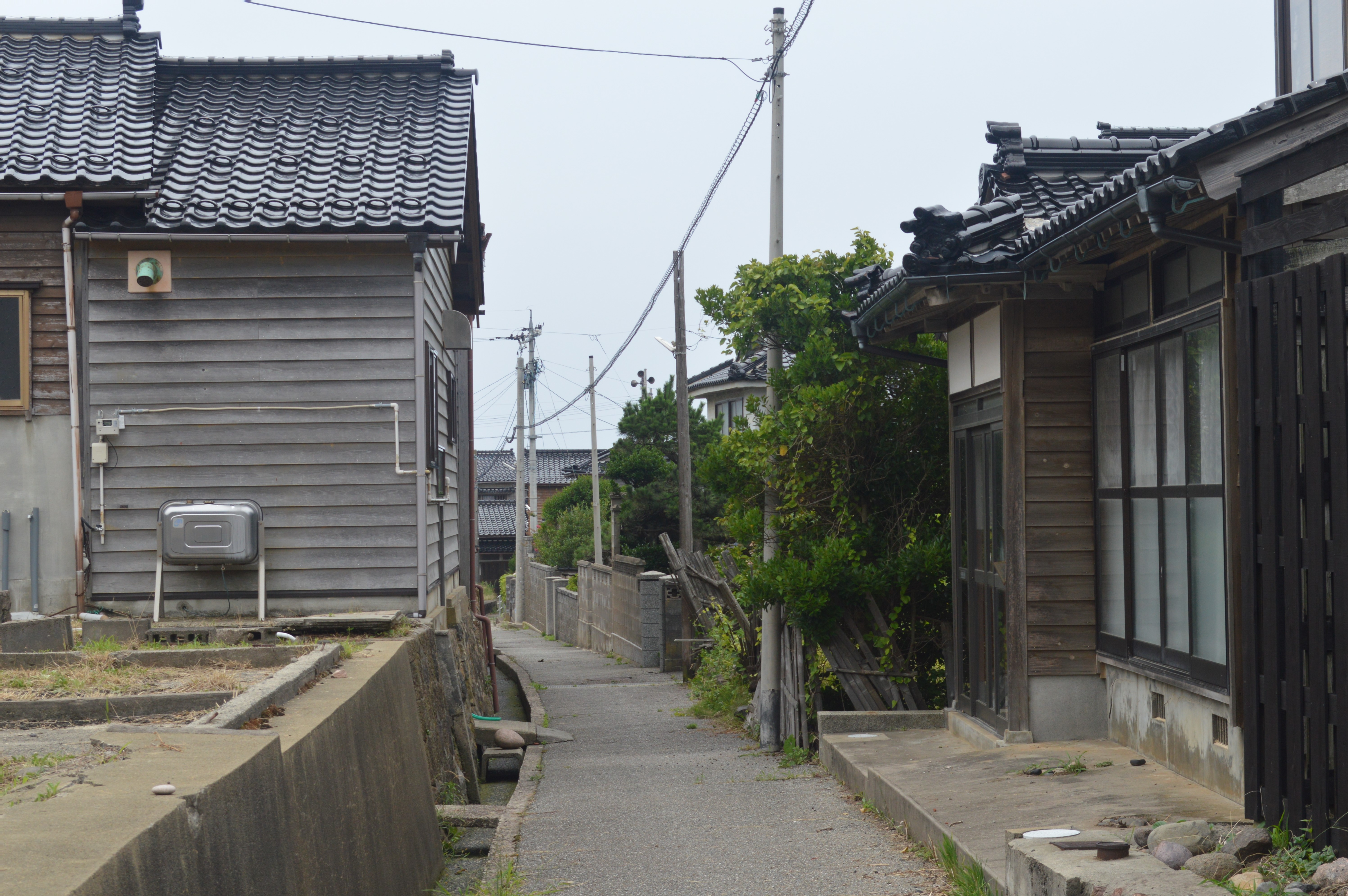 黒島の伝統的な黒い板壁の街並みと北前船船主集落の風景