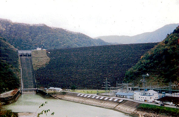 九頭竜ダムと周囲の山々の風景