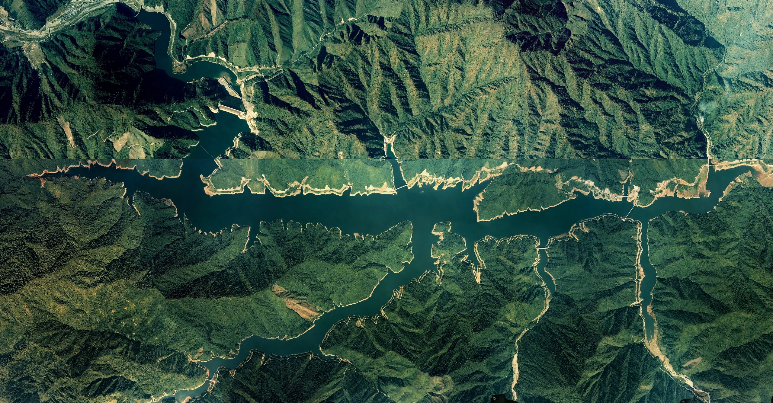 九頭竜湖と周辺の山々の航空写真