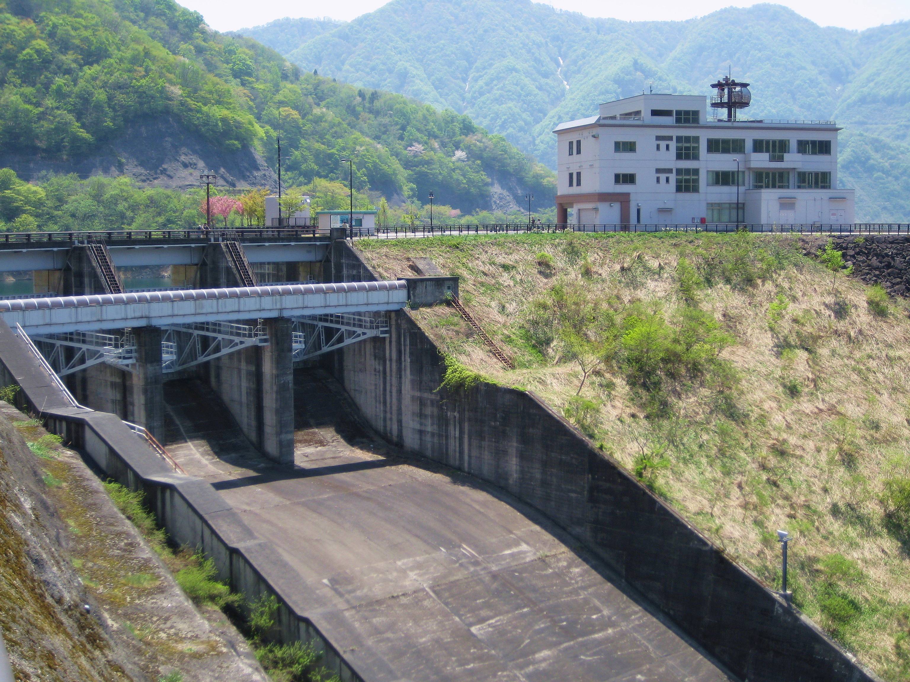 九頭竜ダムの洪水吐きと放流施設