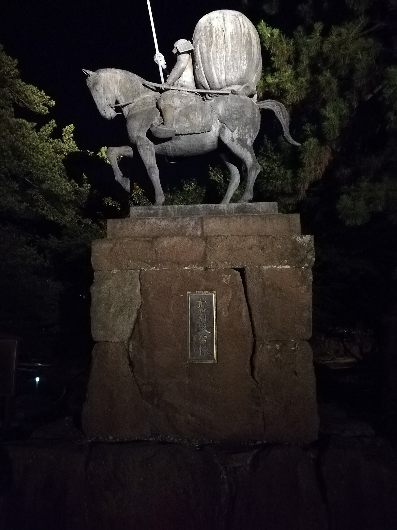 尾山神社の境内と拝殿