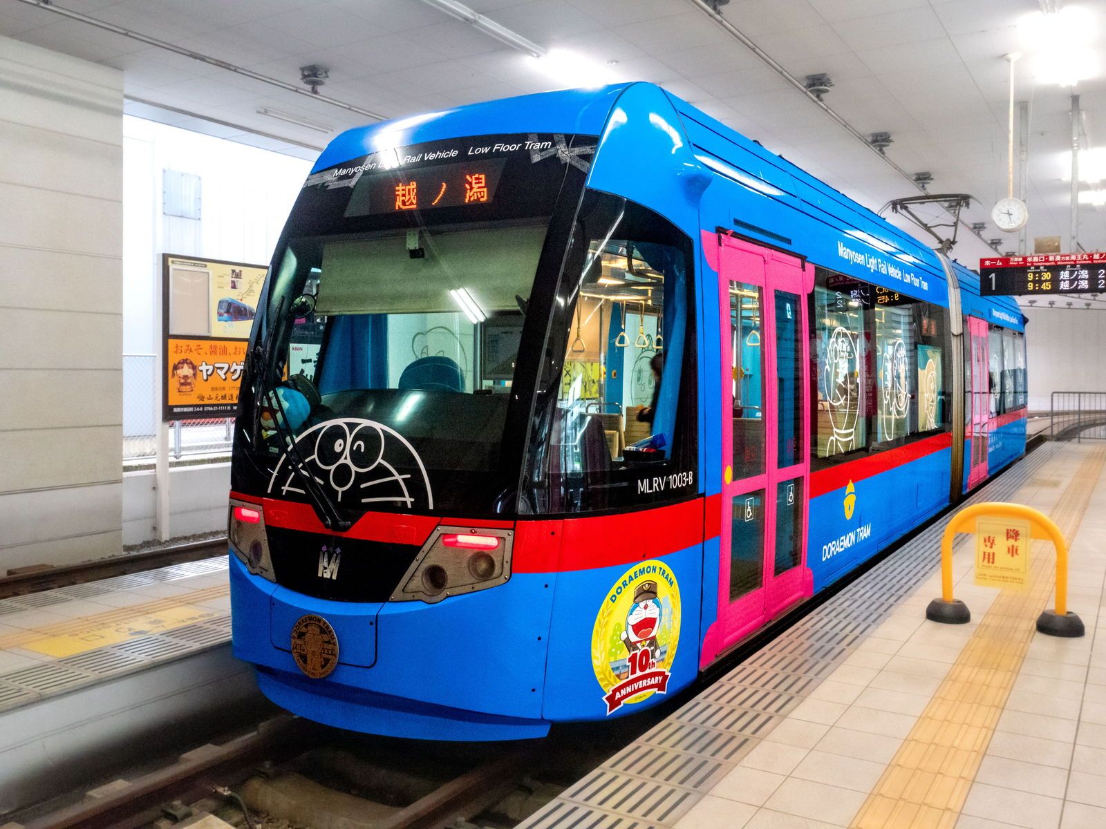 万葉線の電車が走る高岡駅