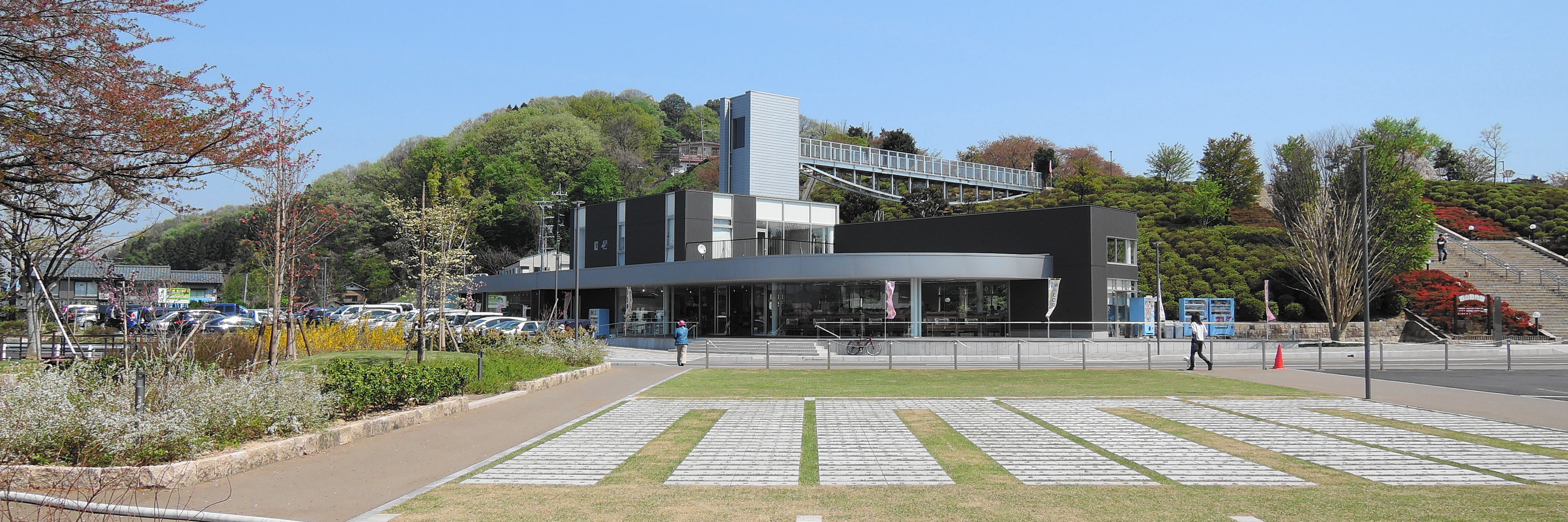 道の駅西山公園の外観と鯖江市の風景