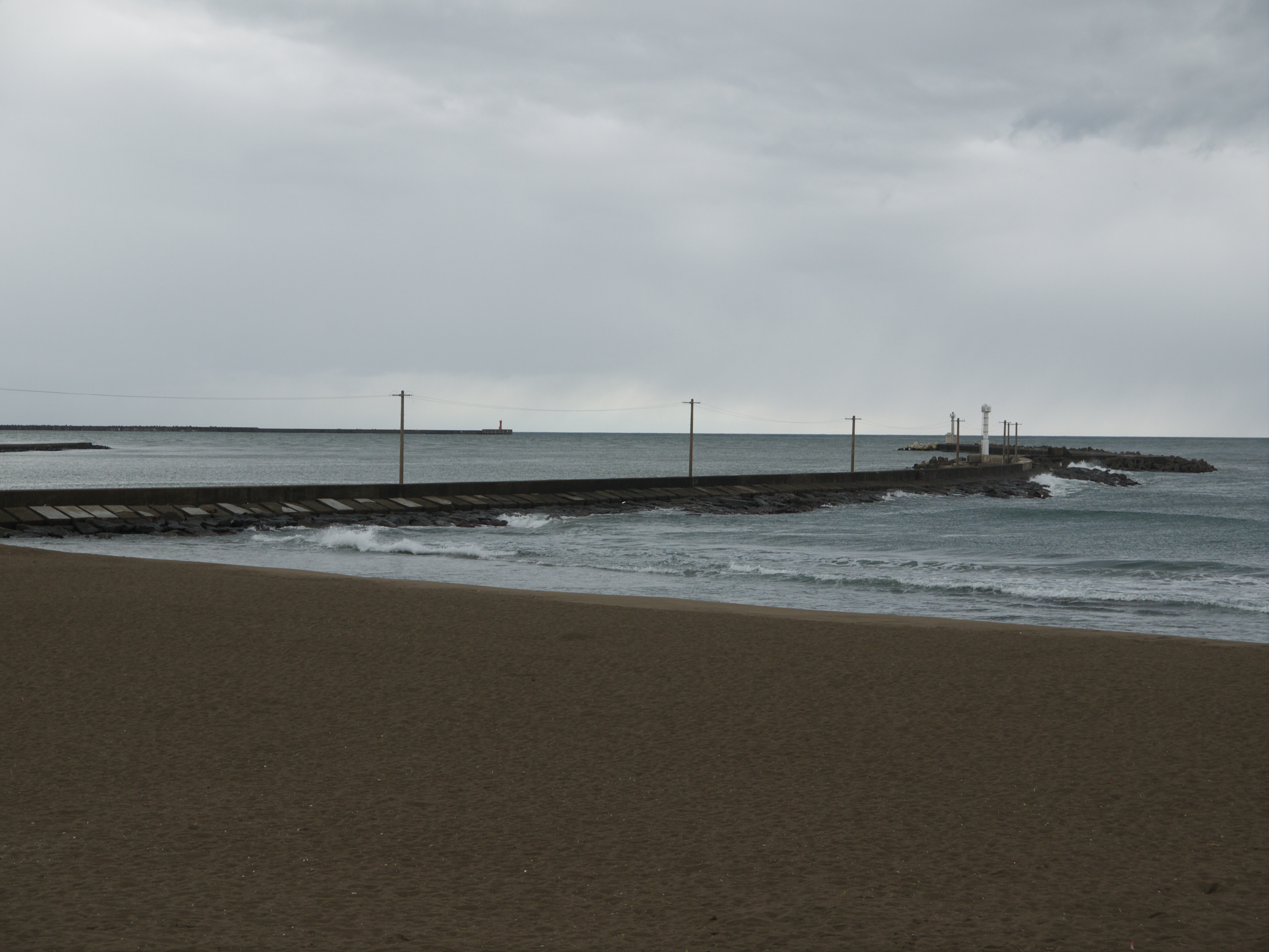 三国温泉エリアから望む日本海と三国港の風景