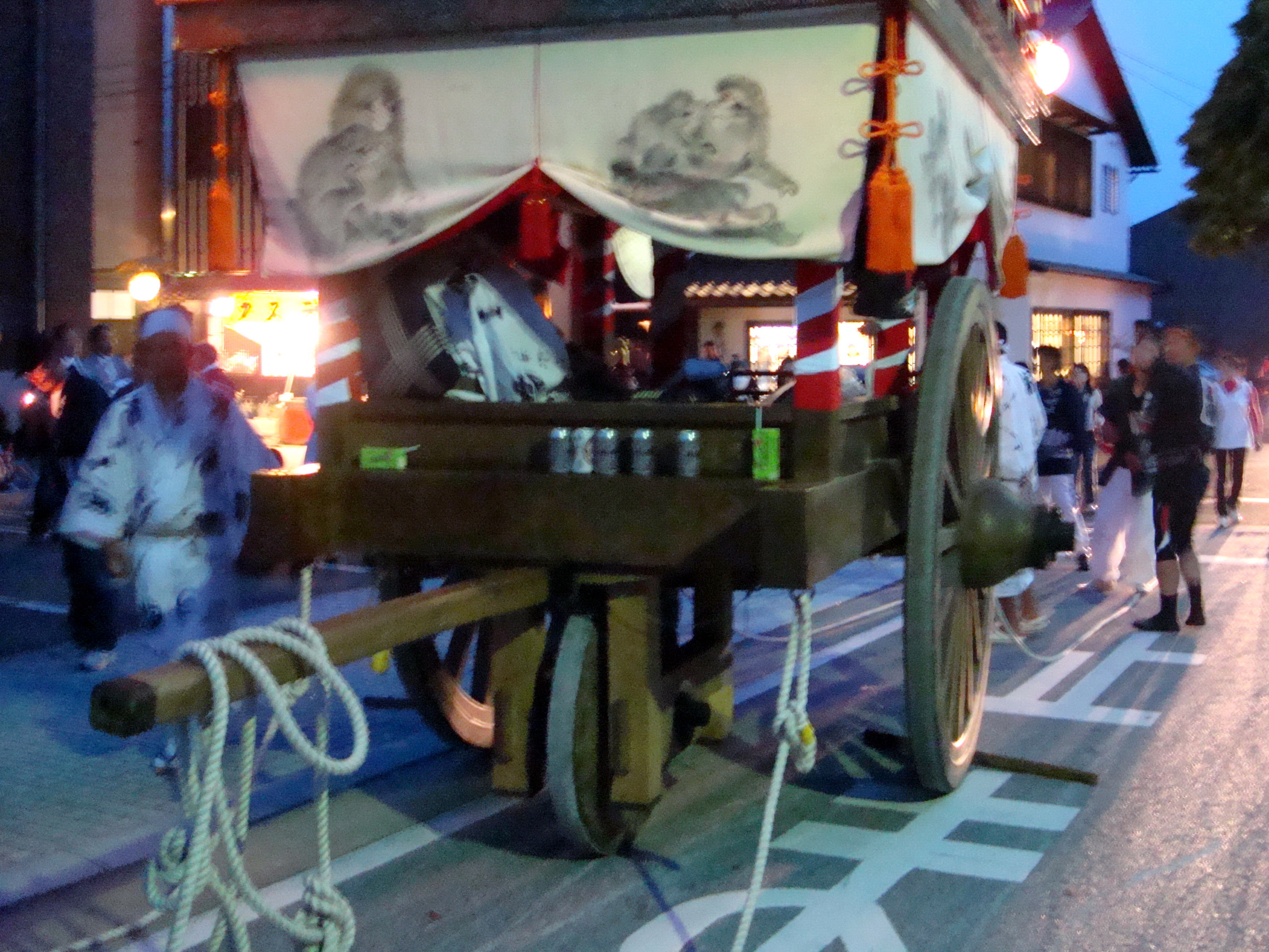 三国祭の山車基部の精巧な装飾と人形