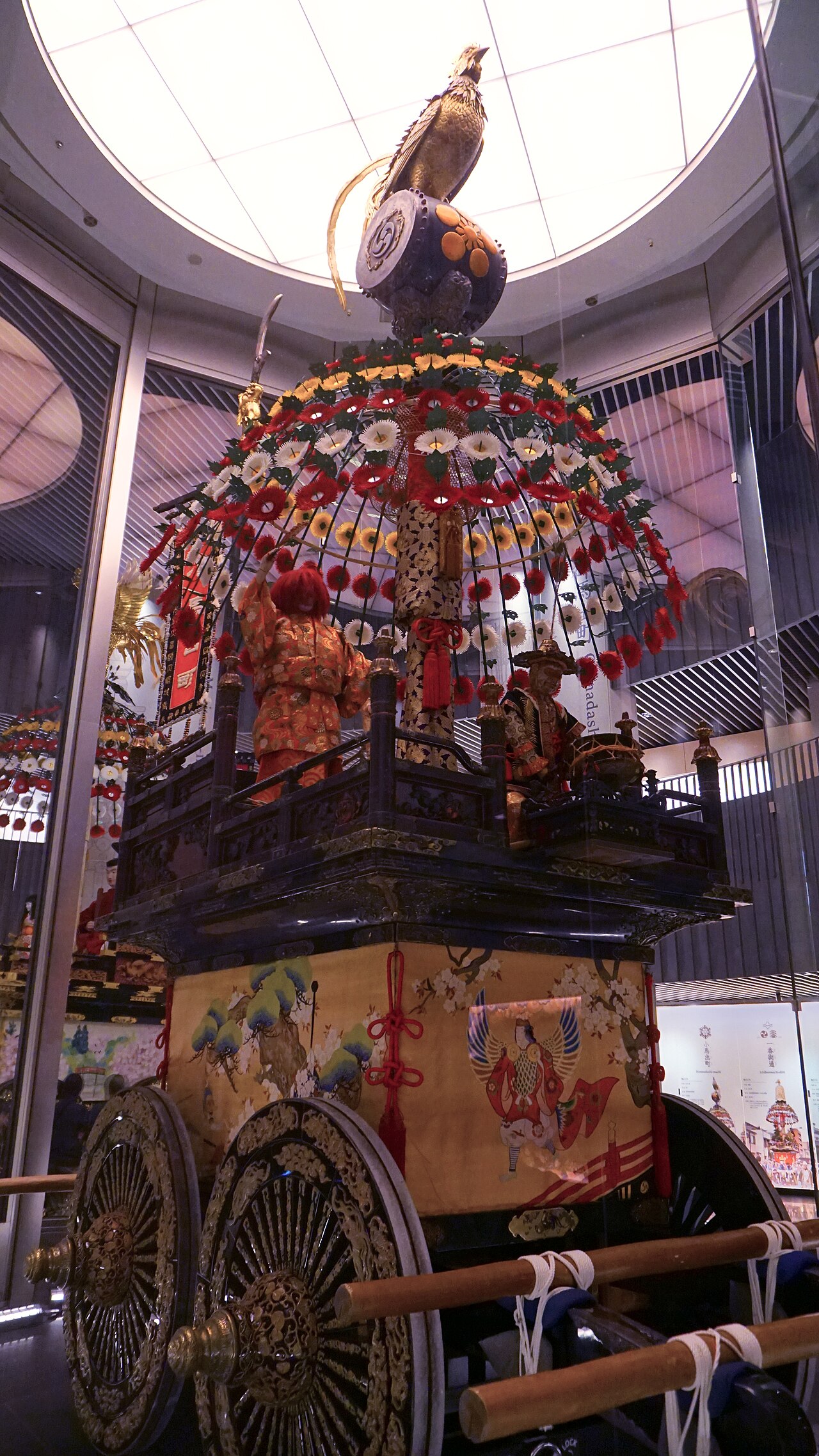 高岡御車山祭で巡行する華麗な御車山