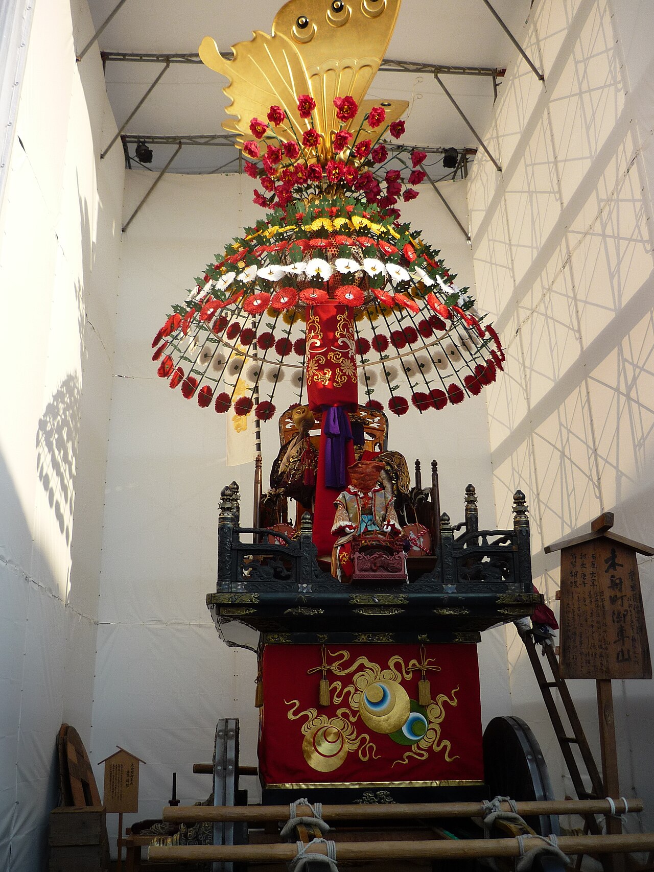 高岡御車山祭の木舟町の御車山と金工装飾