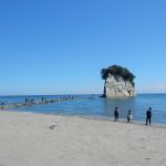 能登半島の見附島（軍艦島）の全景