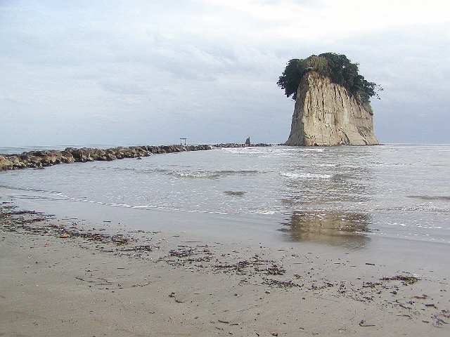 珠洲市の見附島・軍艦島