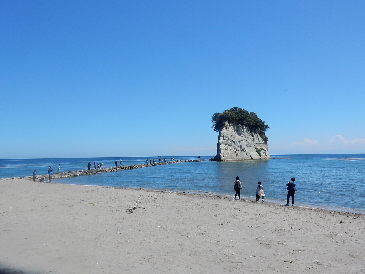 珠洲市の見附島（軍艦島）が海上にそびえる絶景