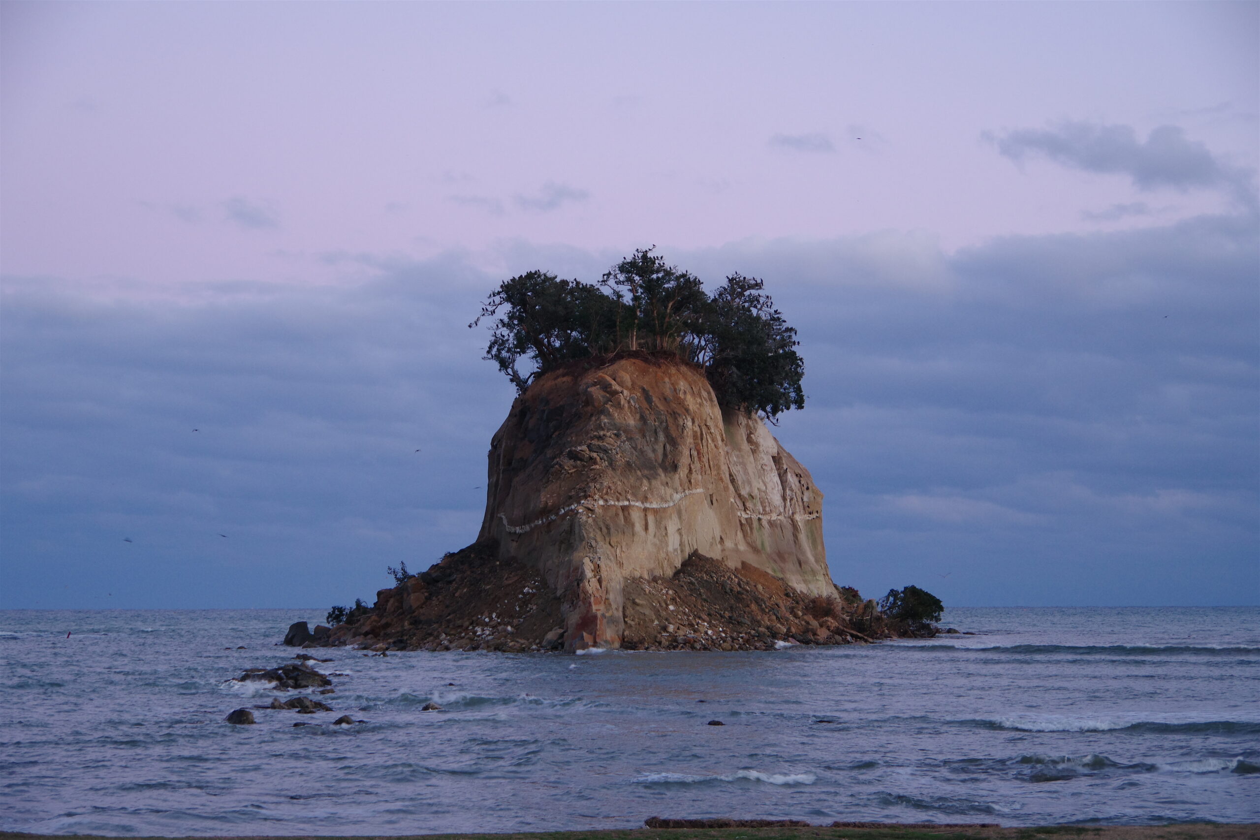 能登の伝説の舞台、見附島（軍艦島）の威容