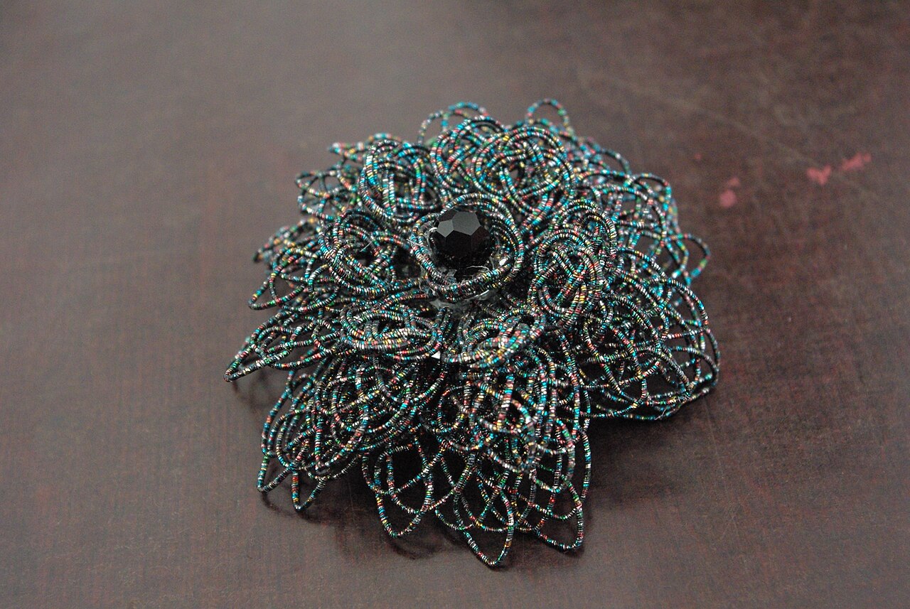 加賀水引で作られたブローチ — 伝統技法を活かした現代アクセサリー