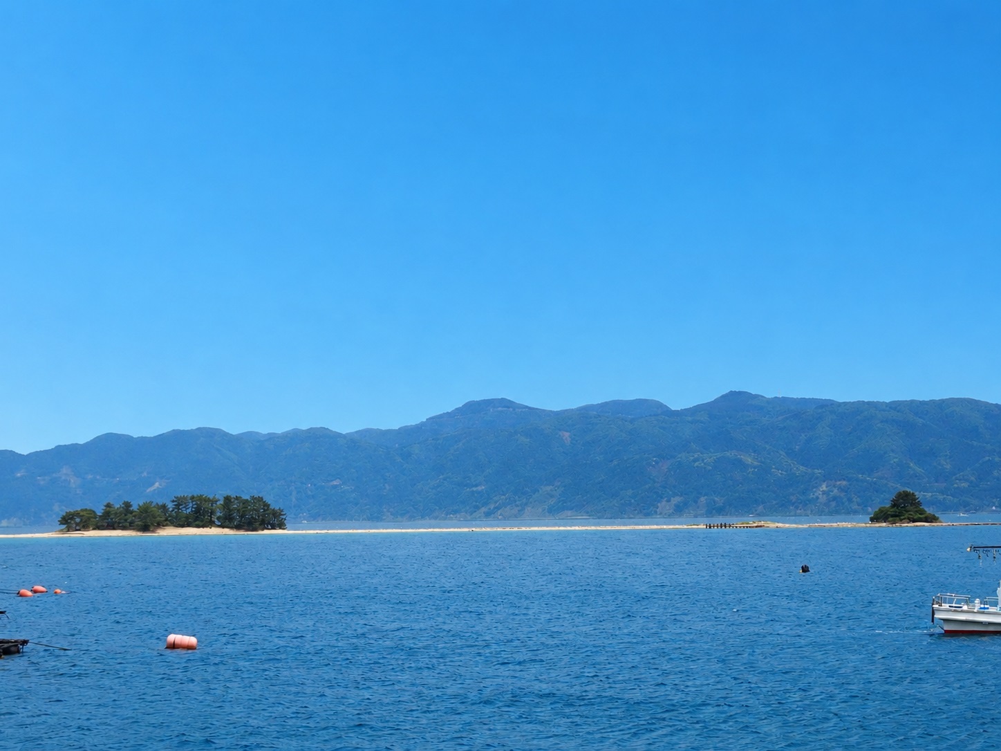 福井県敦賀市・水島の白い砂浜とエメラルドグリーンの海