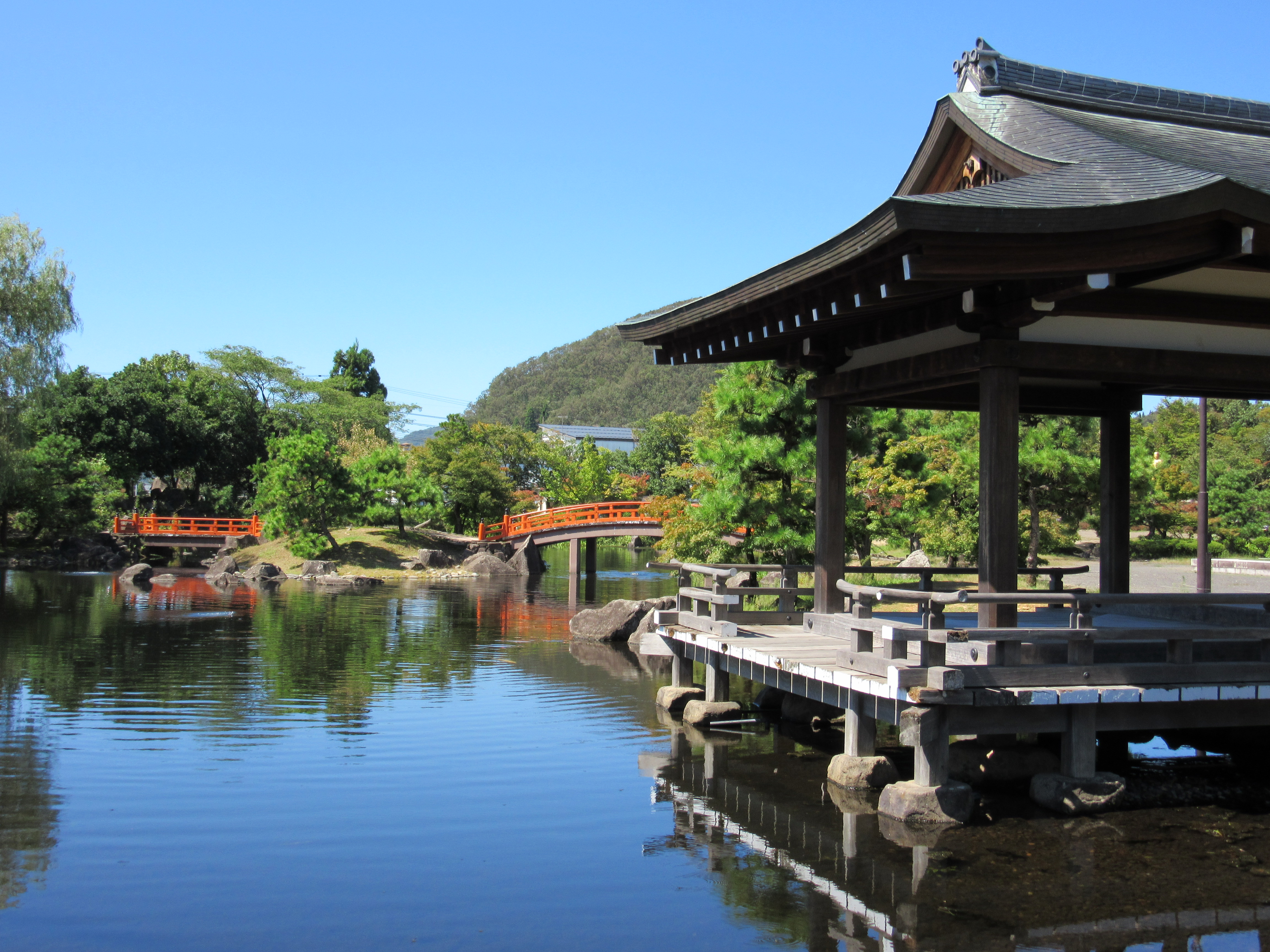 越前市の紫式部公園に広がる平安時代を模した庭園風景