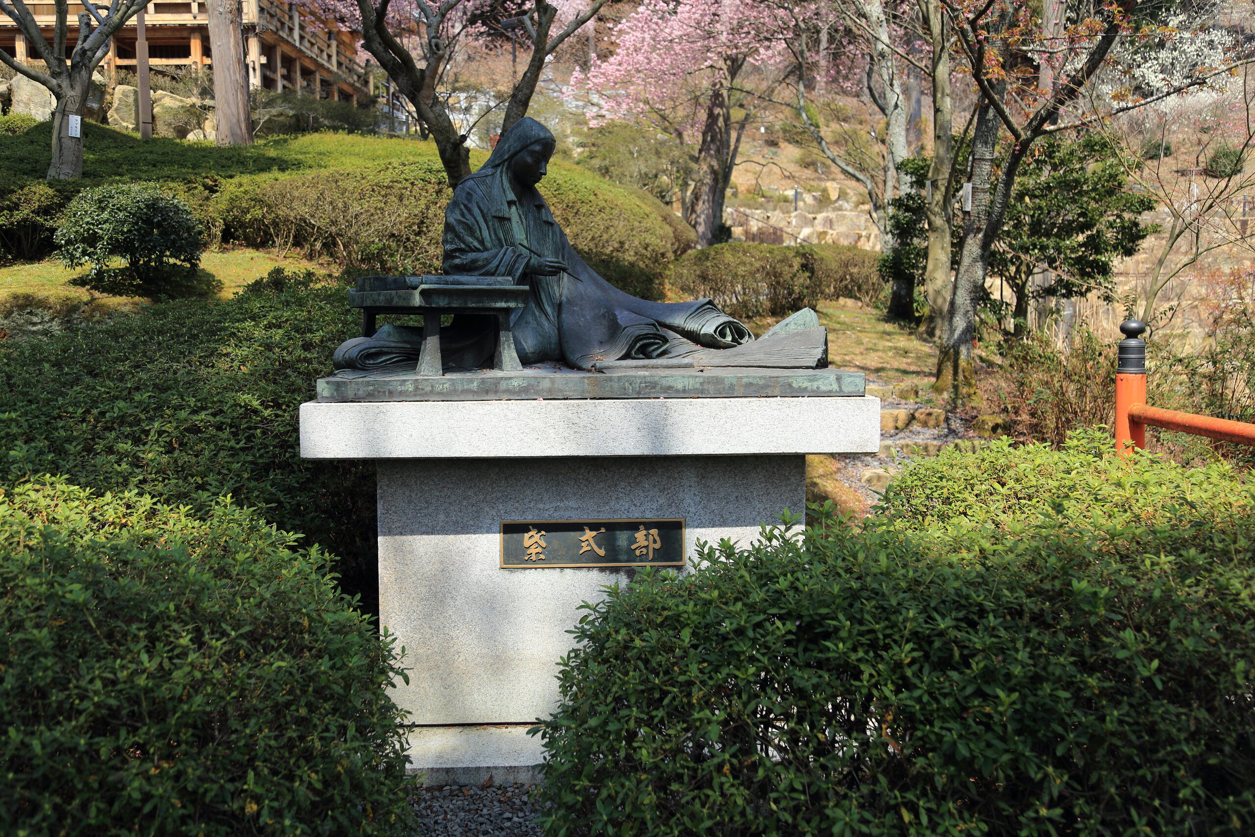 石山寺に佇む紫式部の銅像