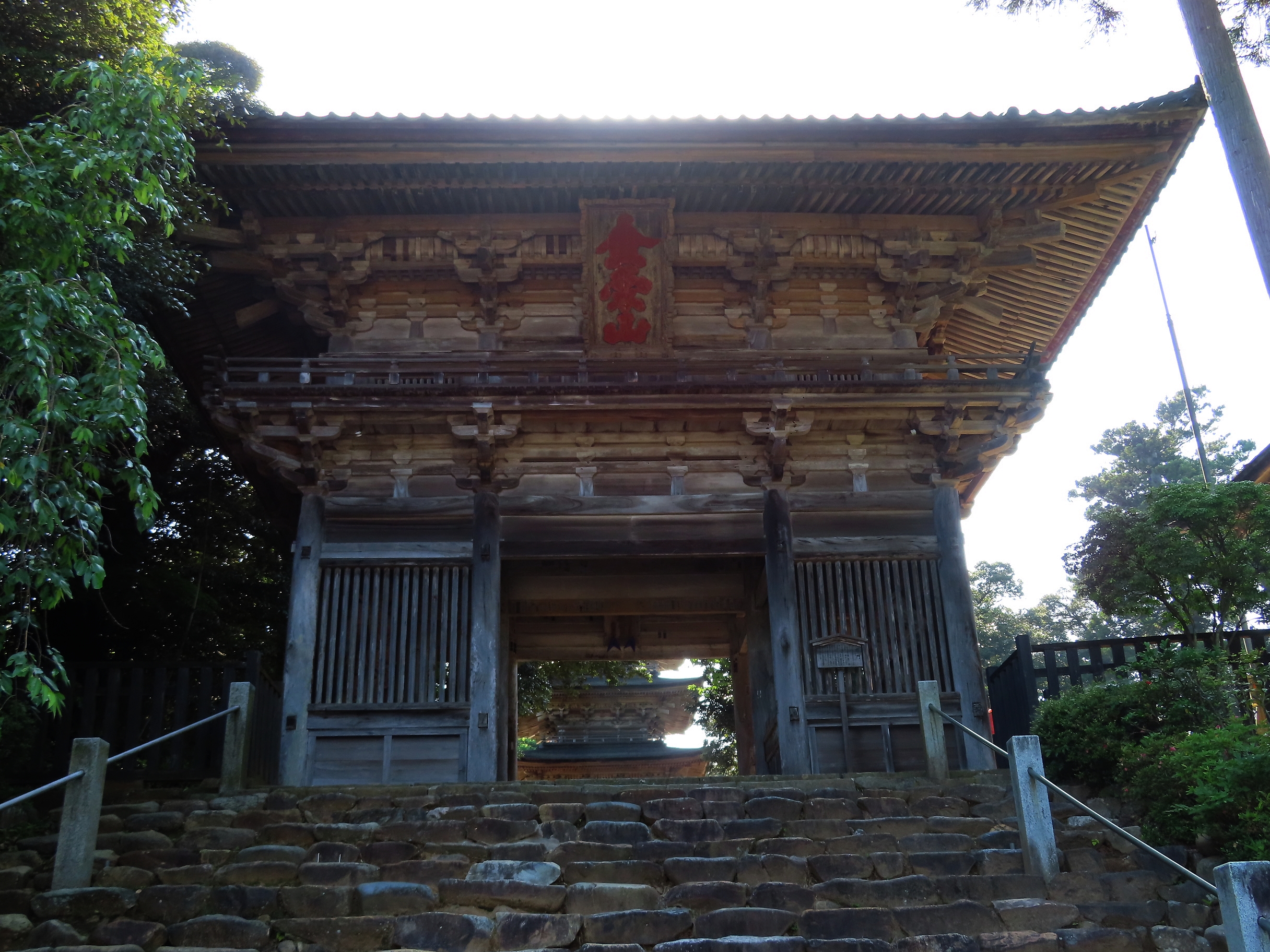 妙成寺の二王門（重要文化財）