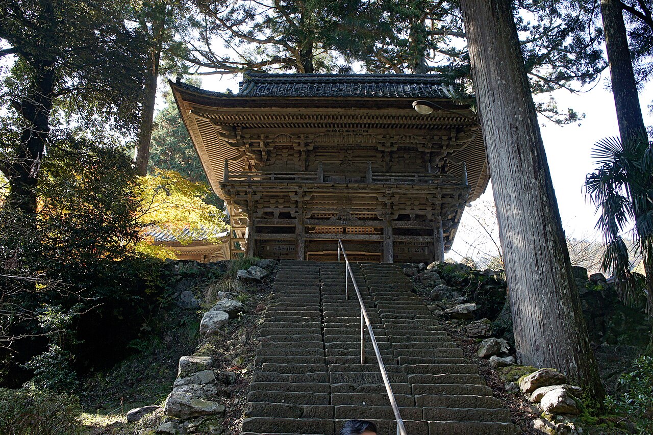 国宝・明通寺本堂の外観と苔むした境内