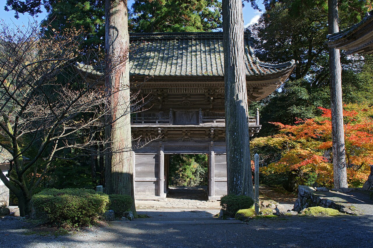 国宝・明通寺三重塔の全景と境内の風景