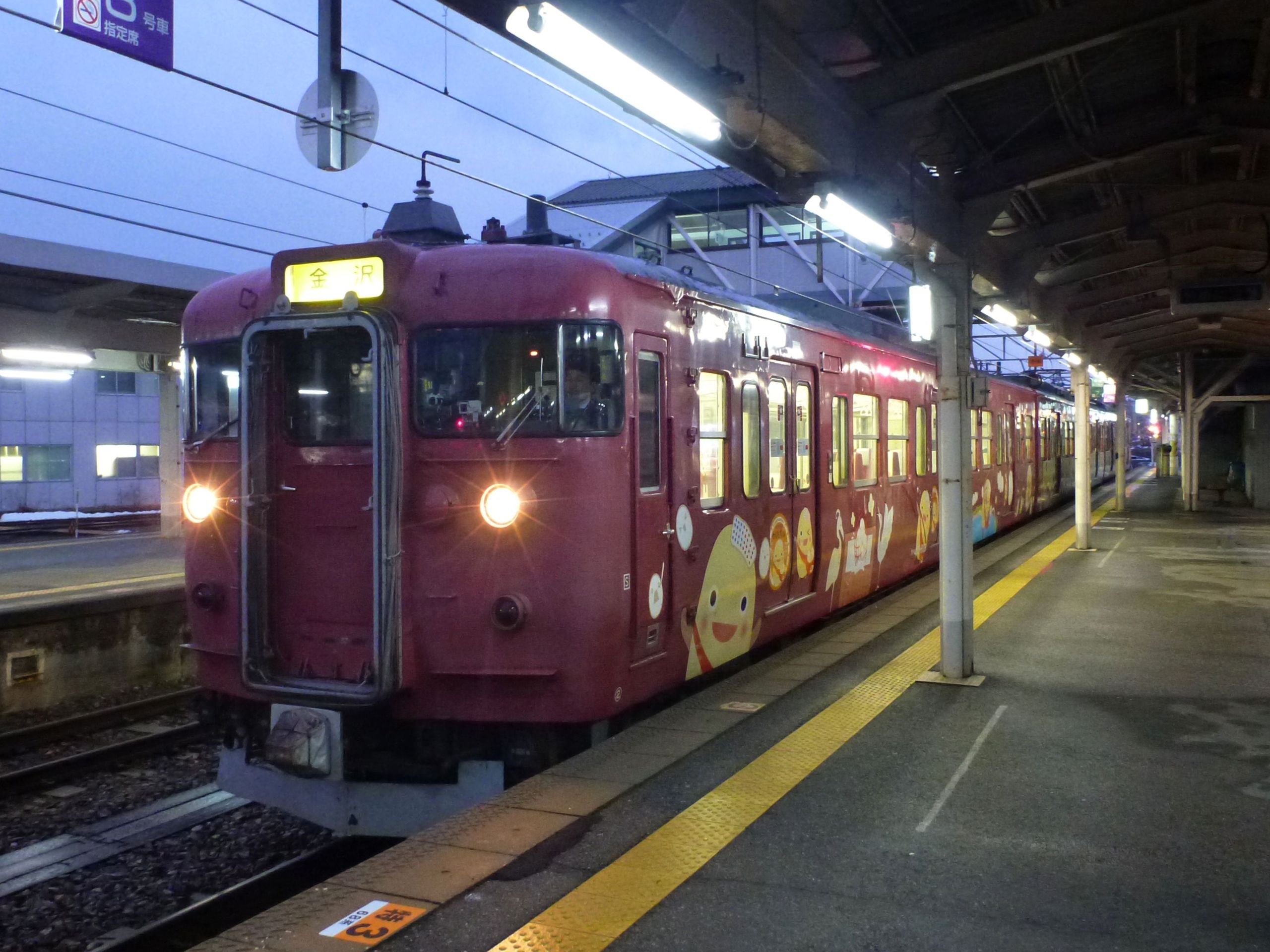 JR七尾線の車両と能登路の田園風景