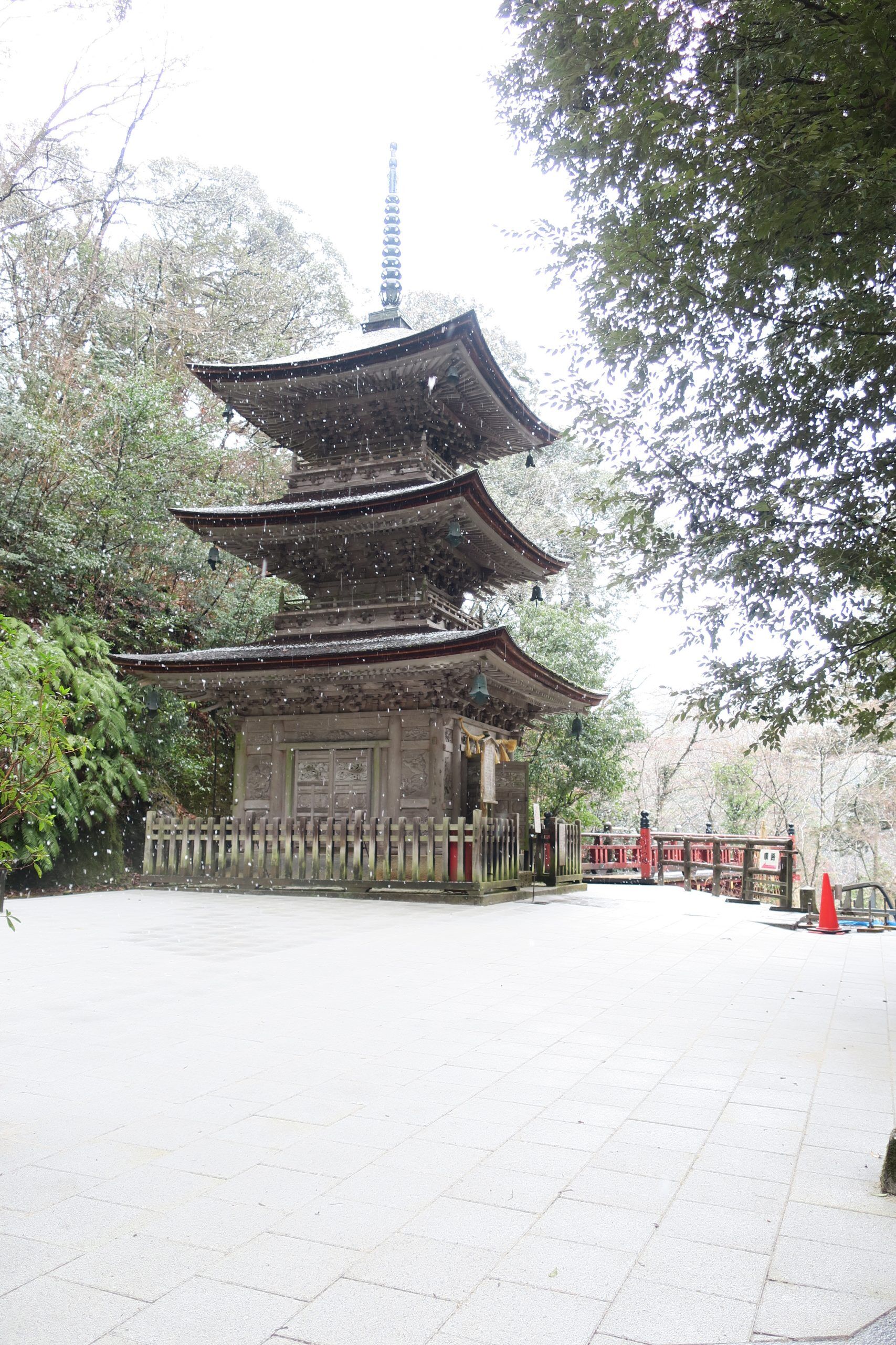 那谷寺 — 芭蕉が詠んだ奇岩と紅葉の名刹