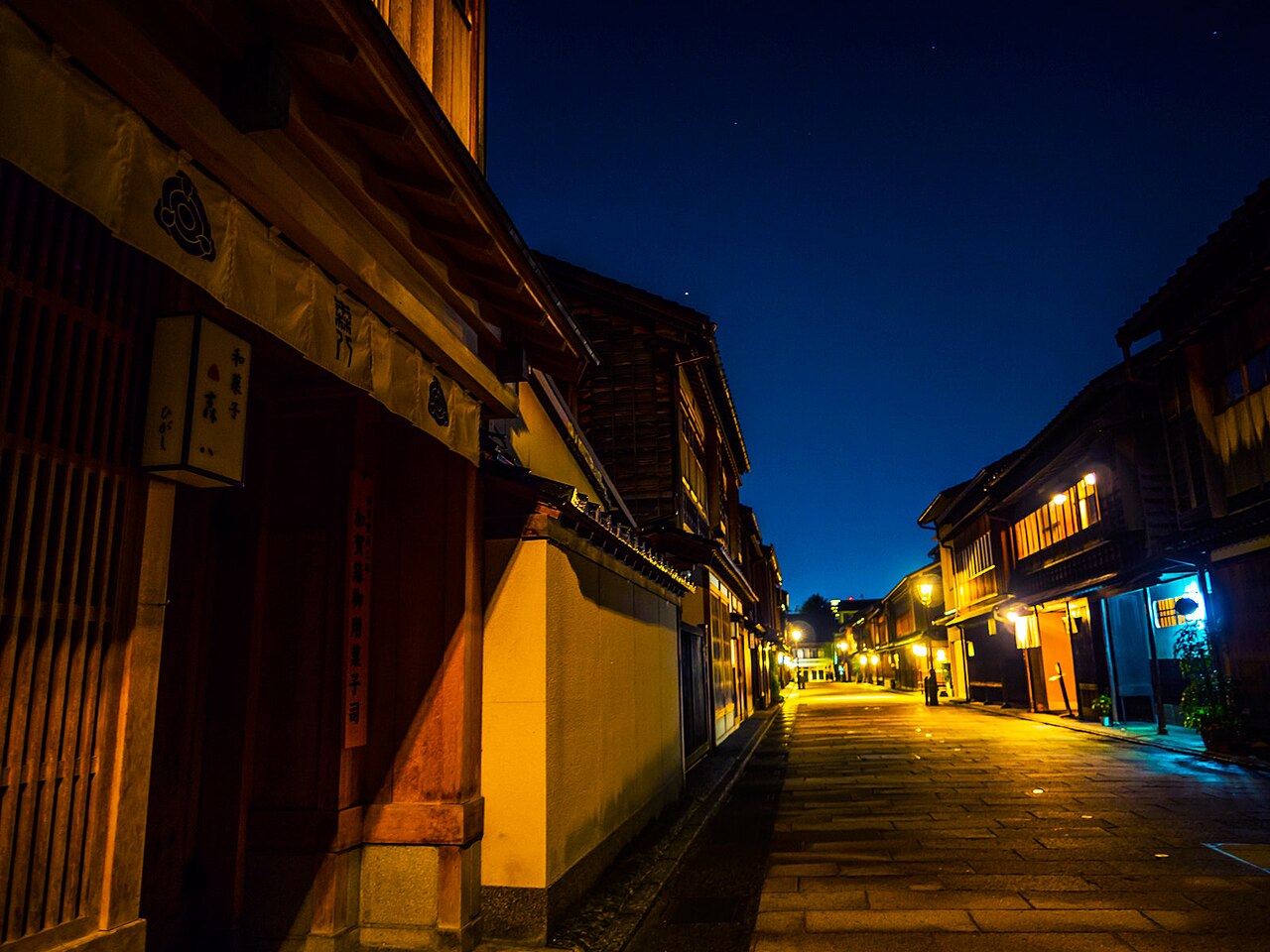 金沢の夜の風情ある通りと灯り