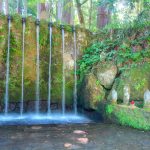 大岩山日石寺の本堂と磨崖仏