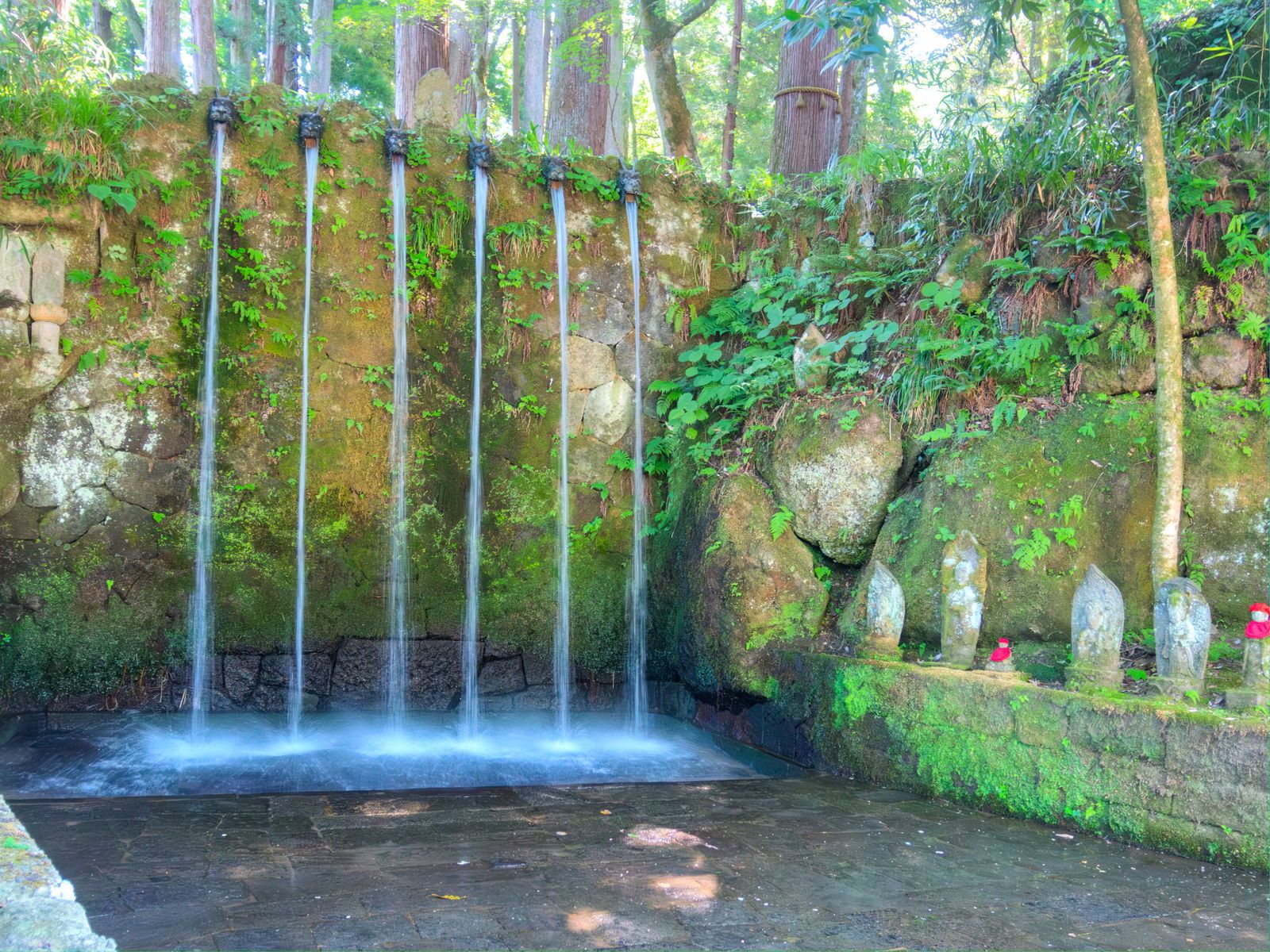 大岩山日石寺の本堂と磨崖仏