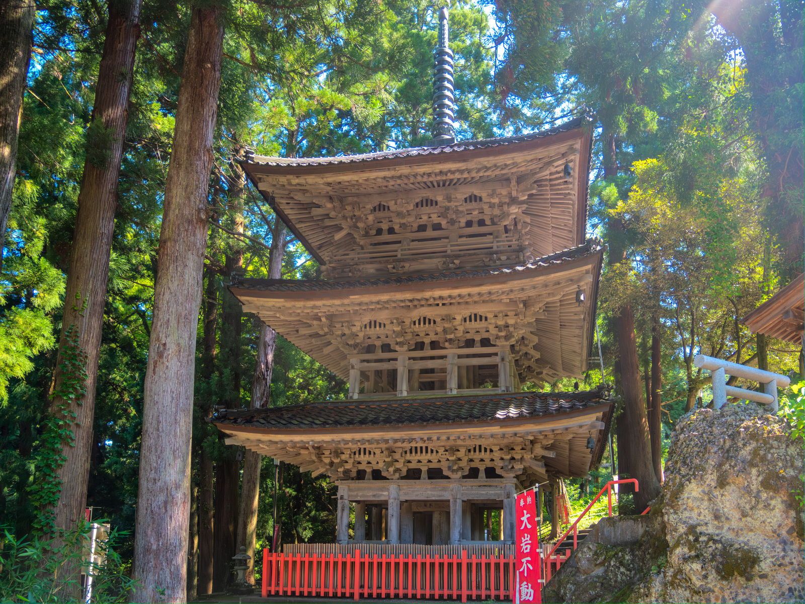 大岩山日石寺の三重塔
