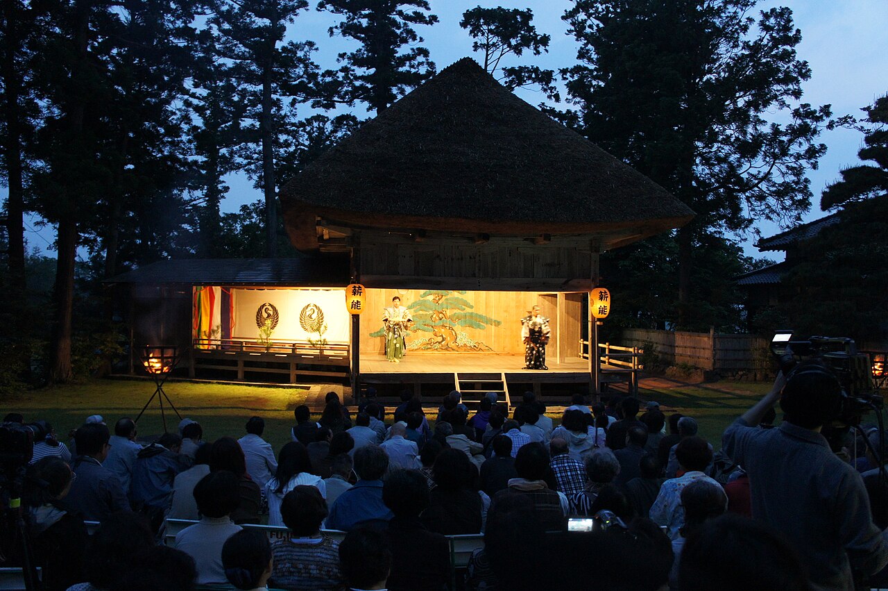 薪能の舞台と能楽堂の風景