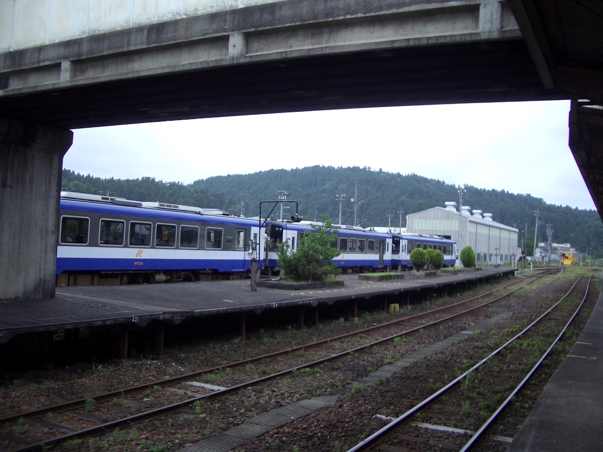 のと鉄道穴水駅に停車するNT200形