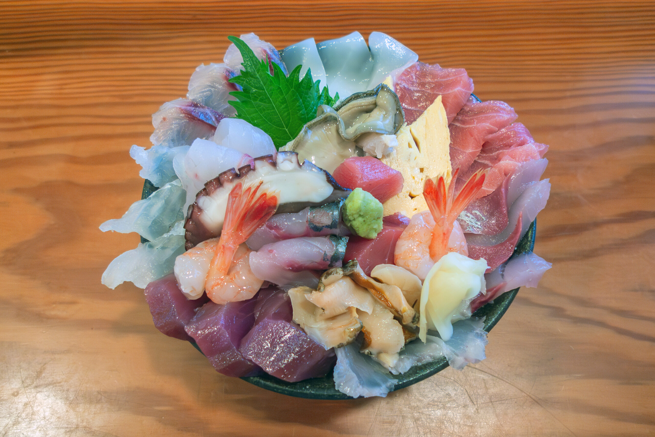 穴水町の能登丼と新鮮な海鮮の盛り合わせ